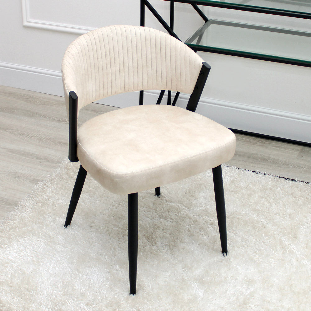 Fauteuil d'appoint incurvé en velours crème Maria avec cadre en métal noir