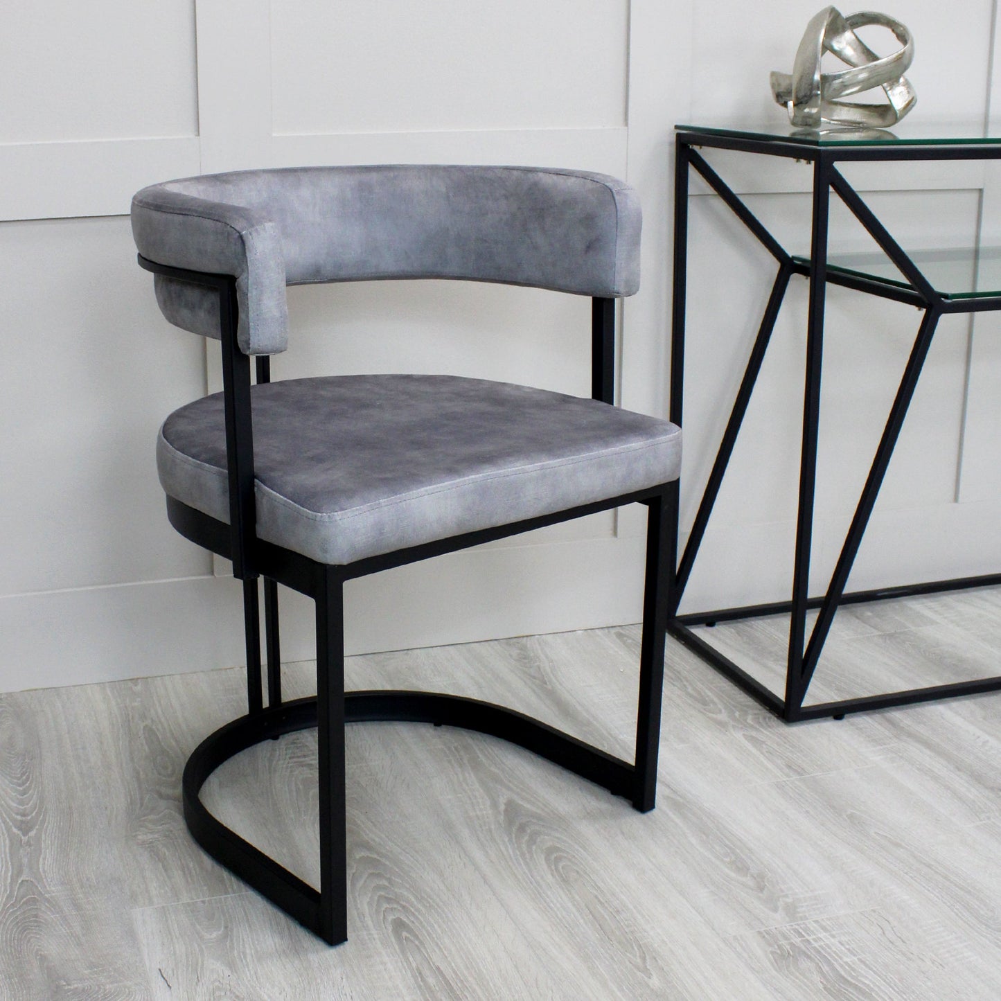Chaise de salle à manger incurvée Mia en velours gris et cadre noir