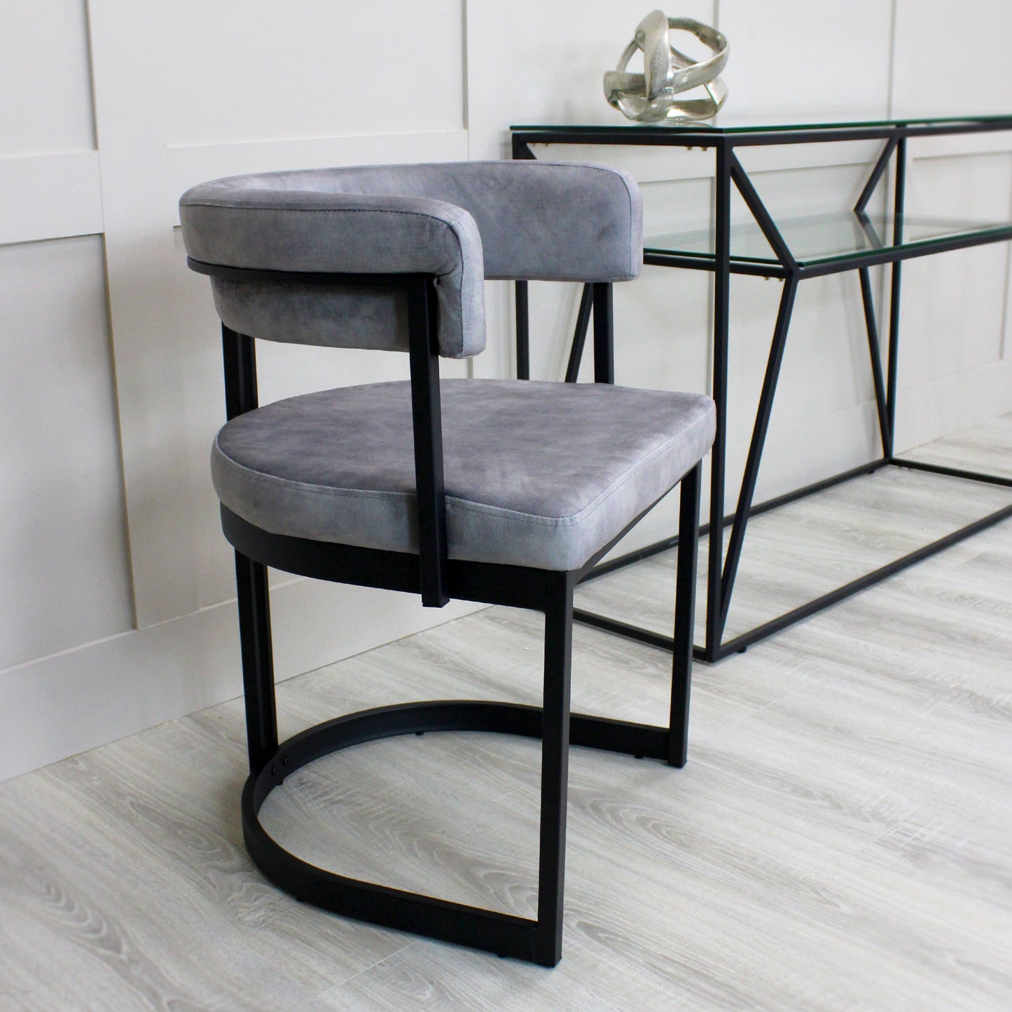 Chaise de salle à manger incurvée Mia en velours gris et cadre noir
