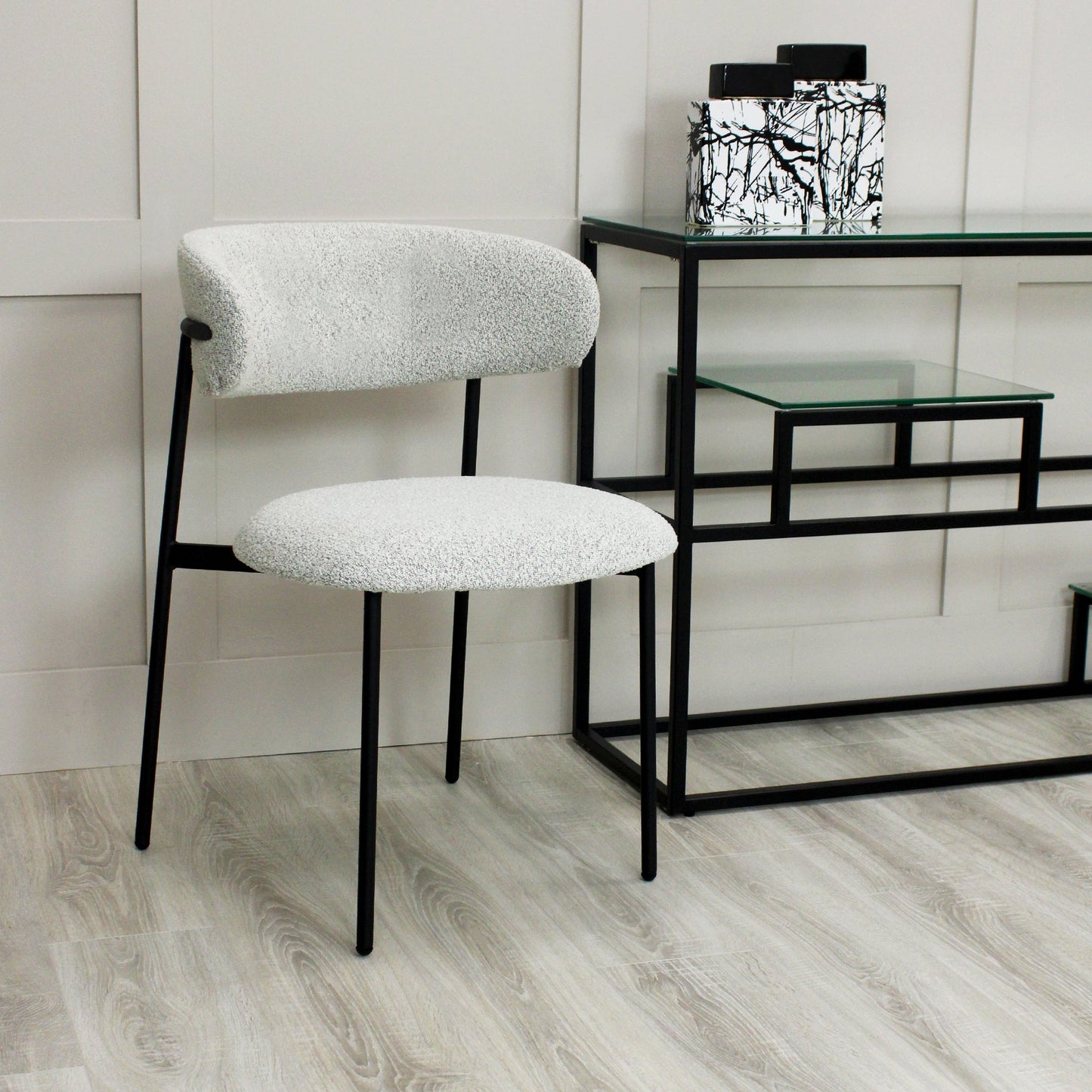Chaise de salle à manger Remy gris clair bouclée avec cadre fin noir