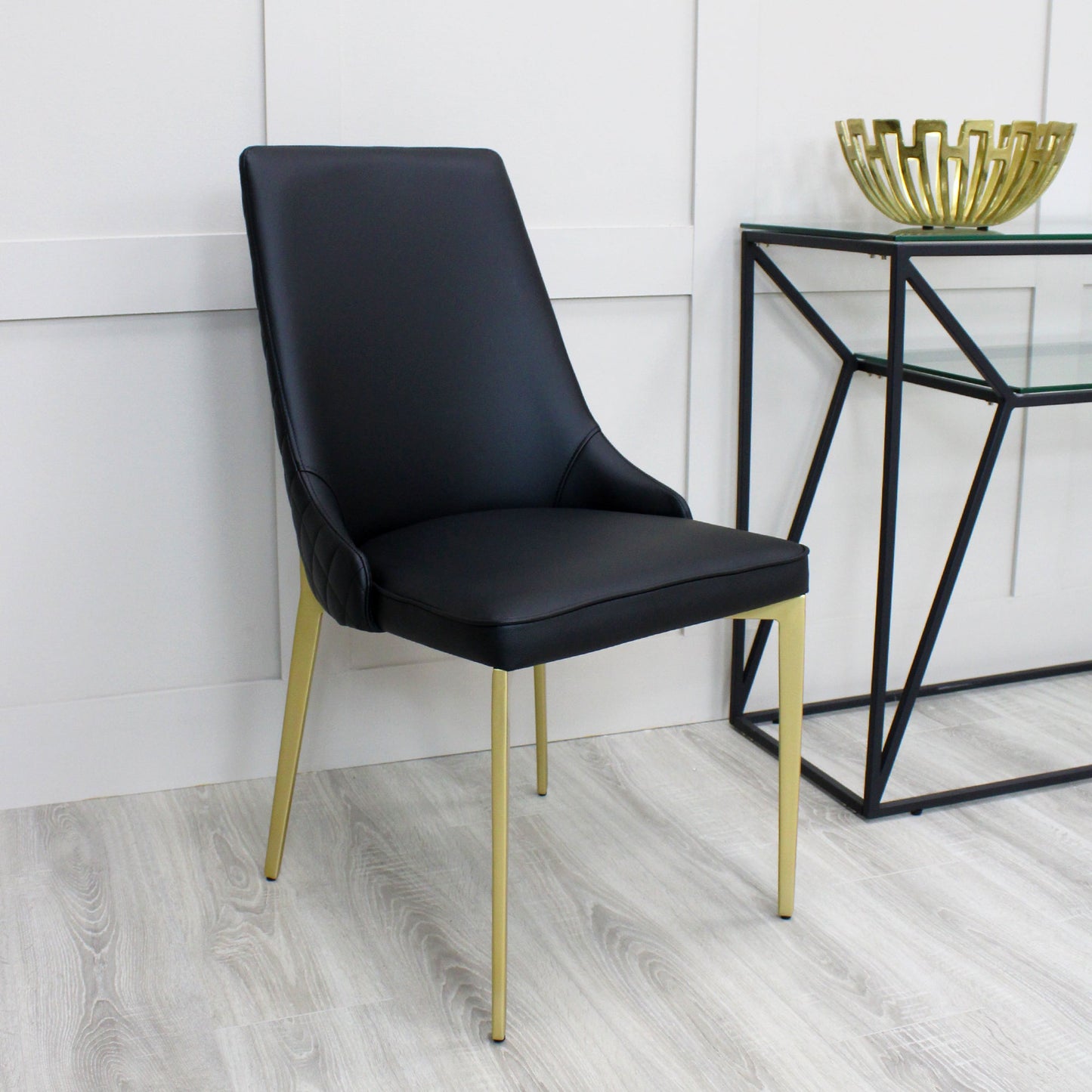 Chaise de salle à manger noire Jade en similicuir avec pieds dorés