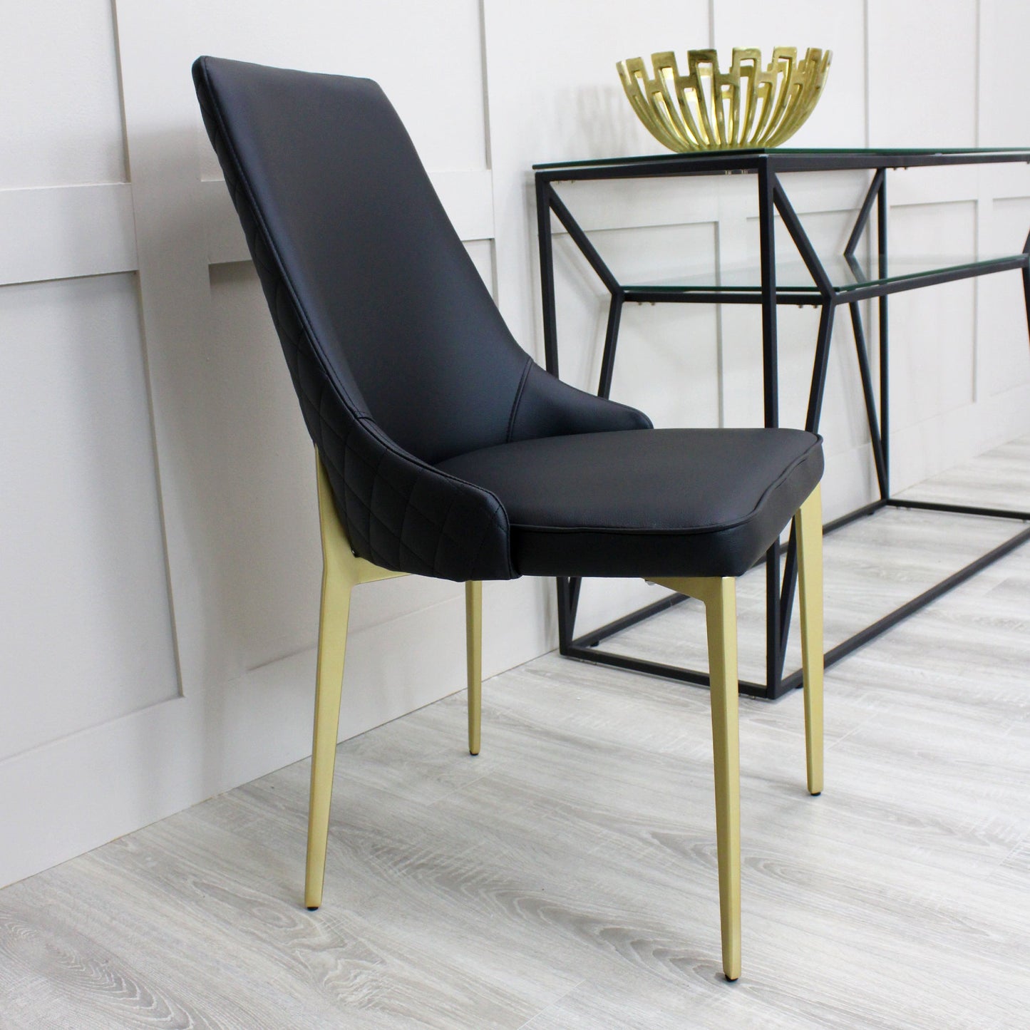 Chaise de salle à manger noire Jade en similicuir avec pieds dorés
