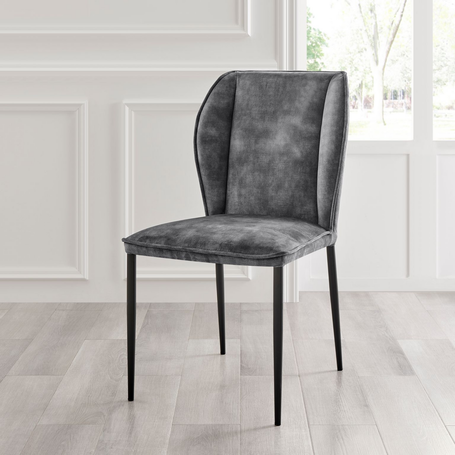 Chaise de salle à manger à oreilles en velours gris Nina avec pieds noirs