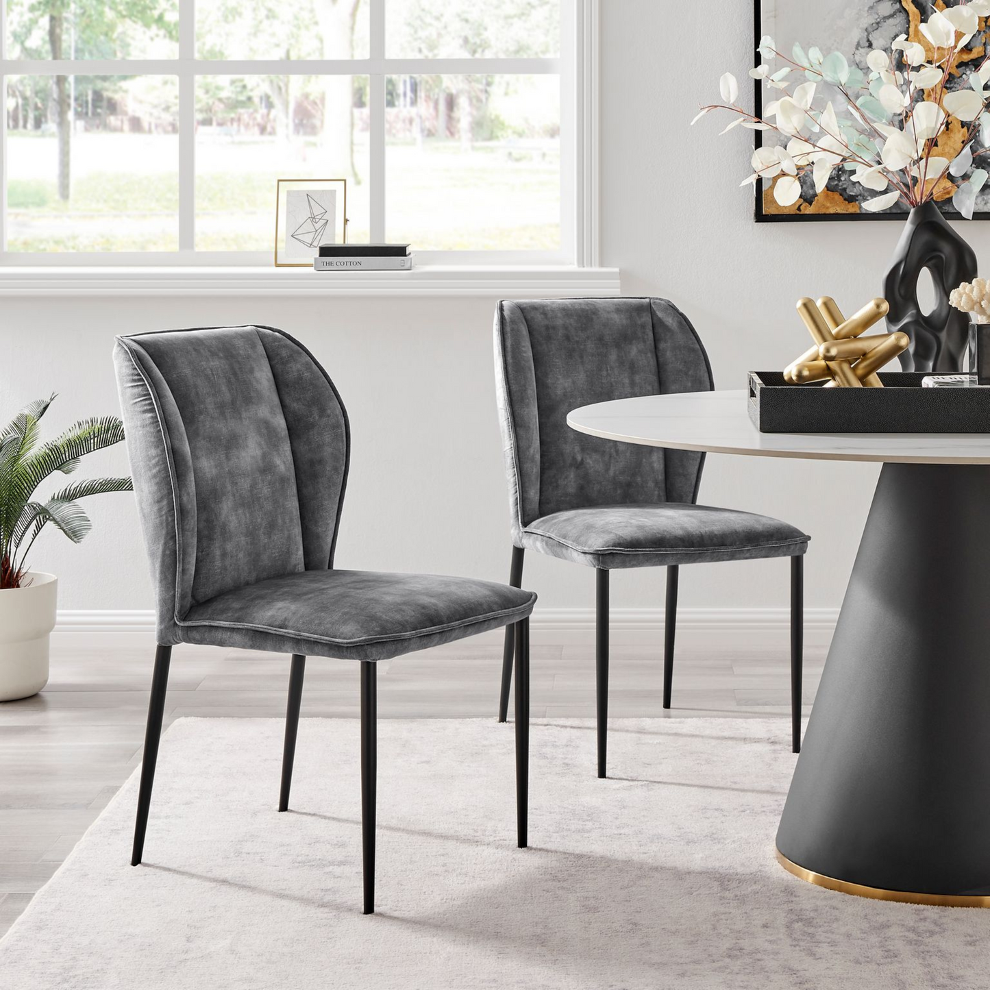 Chaise de salle à manger à oreilles en velours gris Nina avec pieds noirs