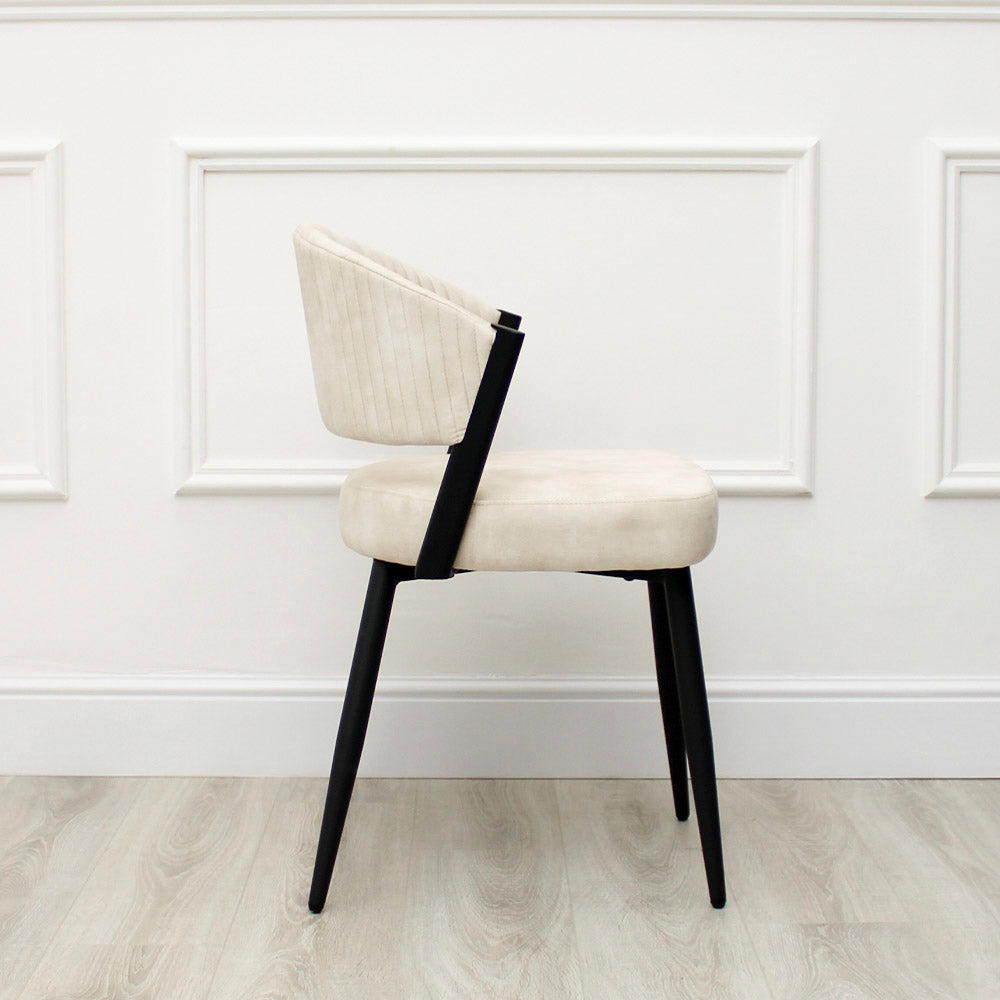 Chaise de salle à manger Maria en velours crème courbé avec cadre en métal noir