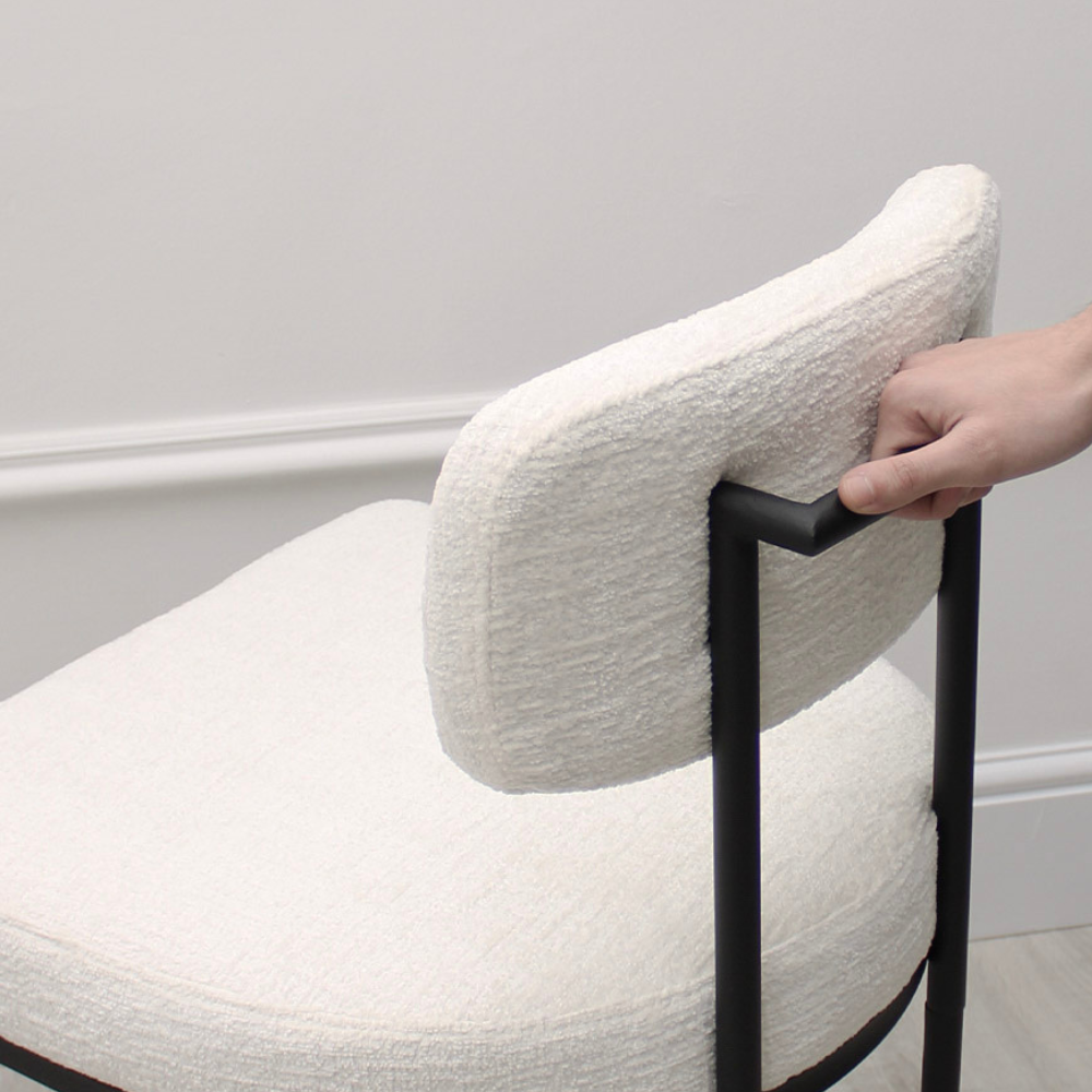 Chaise de salle à manger Rhea en tissu blanc avec cadre noir