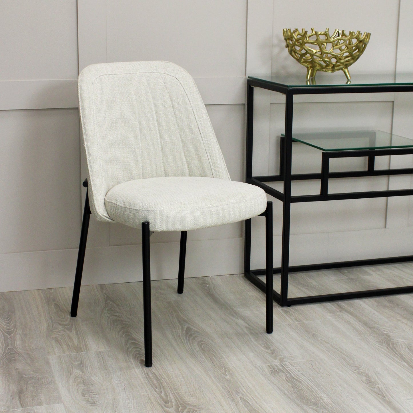Chaise de salle à manger Adele en lin crème avec pieds noirs