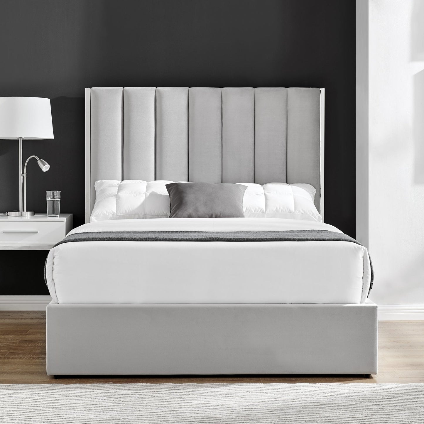 Lit Chloé gris avec bordure argentée et rangement ottoman