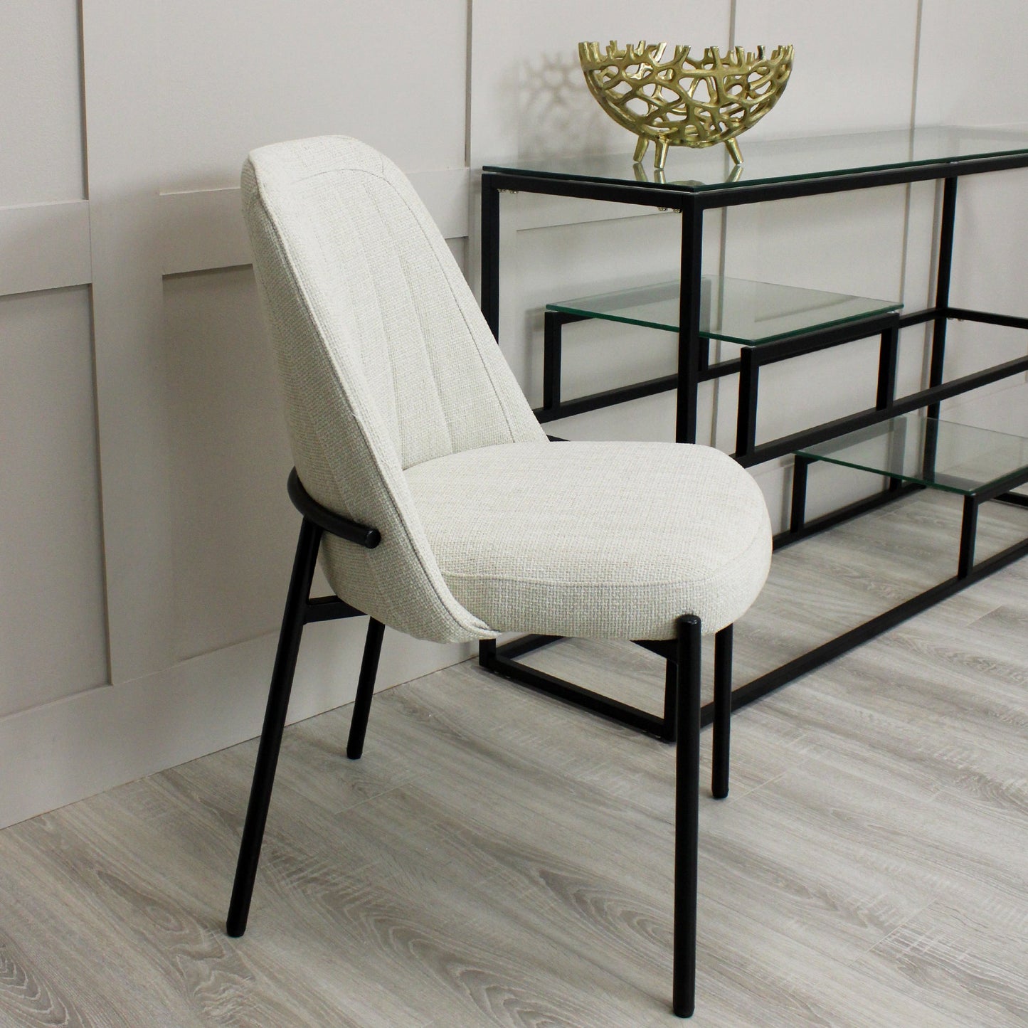 Chaise de salle à manger Adele en lin crème avec pieds noirs