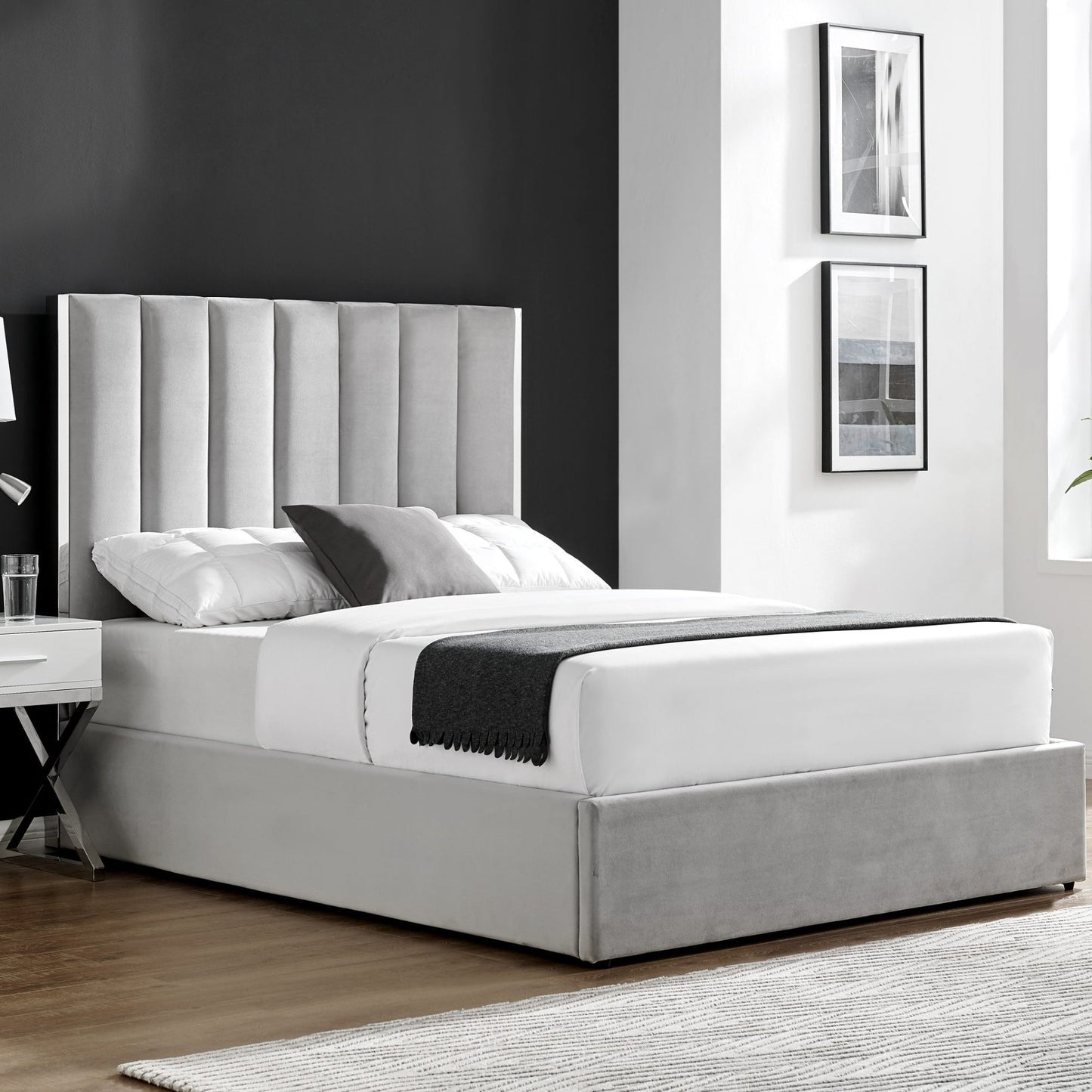 Lit Chloé gris avec bordure argentée et rangement ottoman