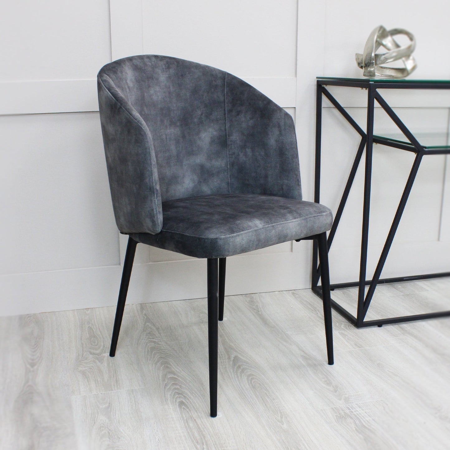 Chaise de salle à manger incurvée en velours gris Capri avec pieds noirs