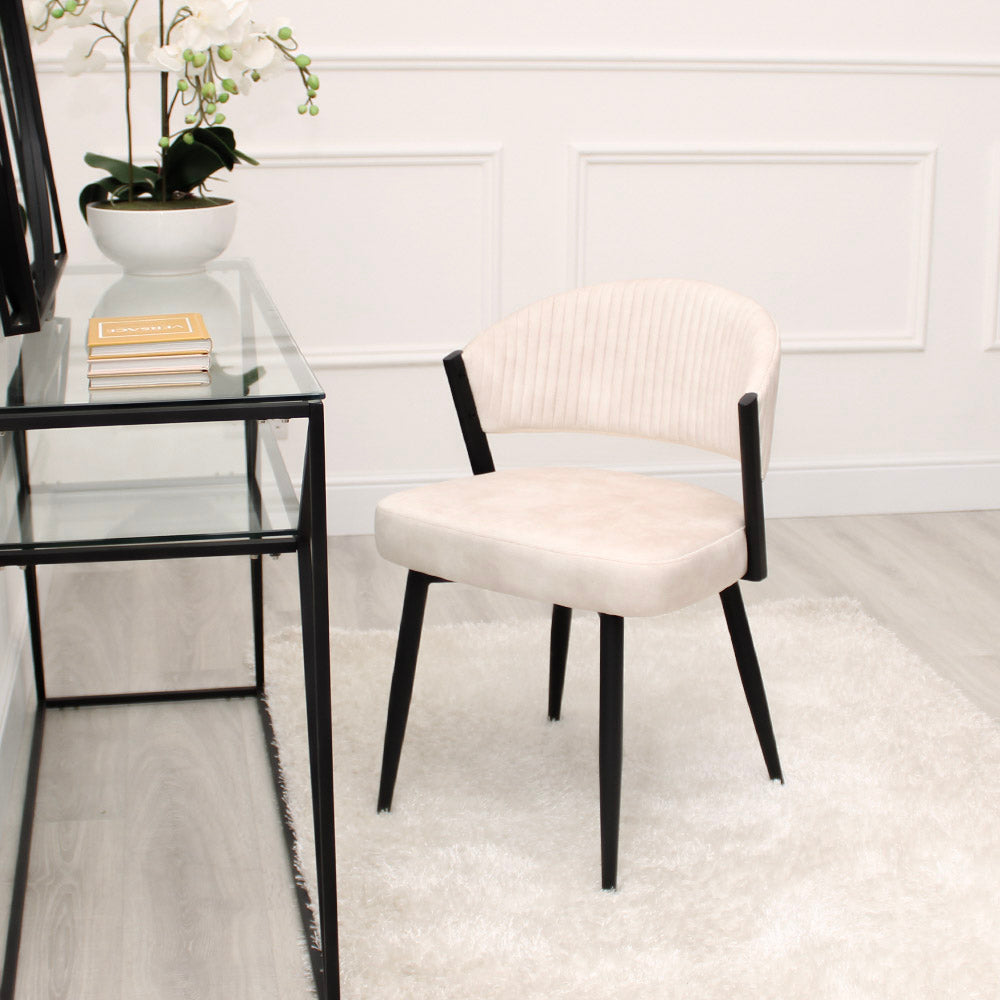 Fauteuil d'appoint incurvé en velours crème Maria avec cadre en métal noir