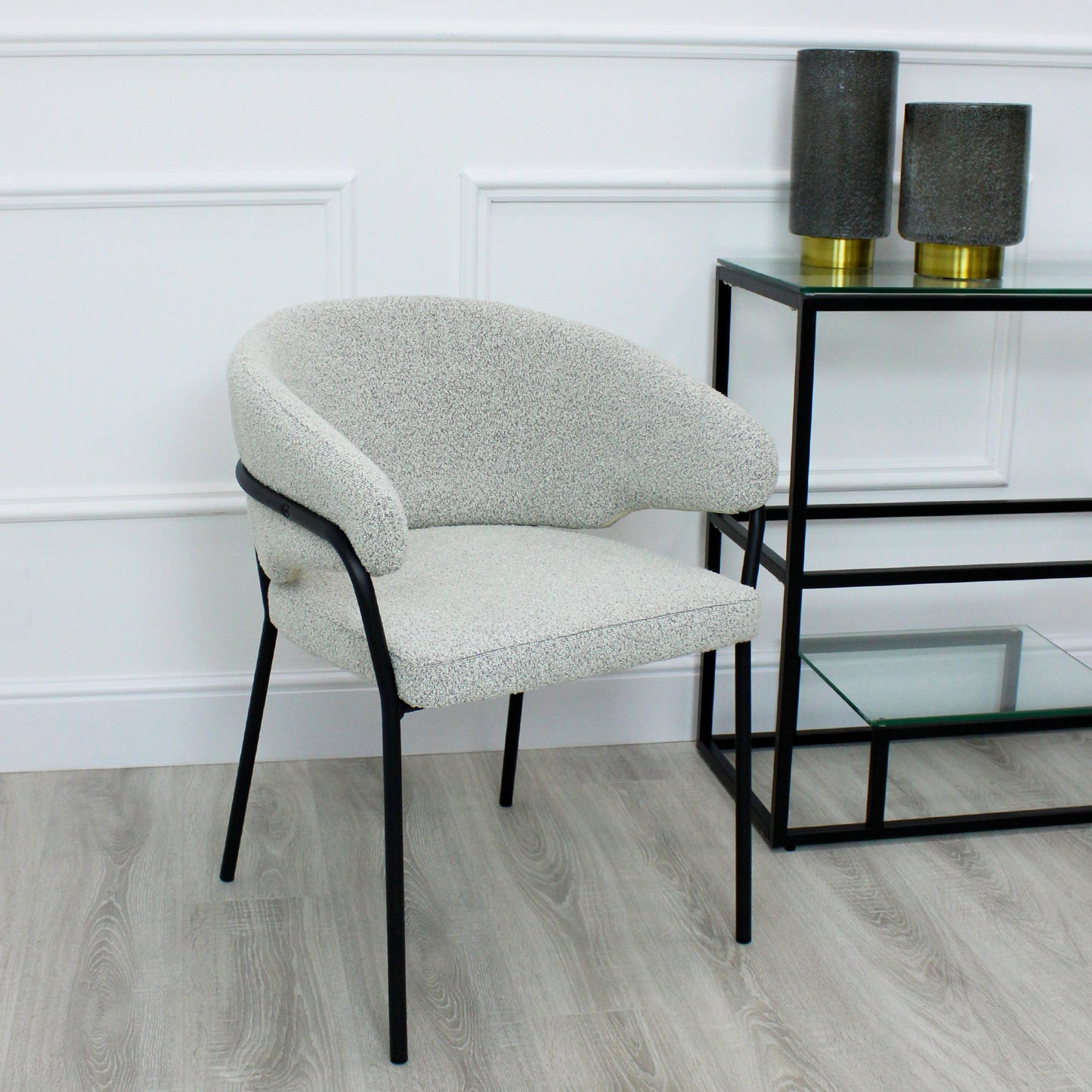 Chaise de salle à manger Capri gris clair bouclée avec cadre noir élégant