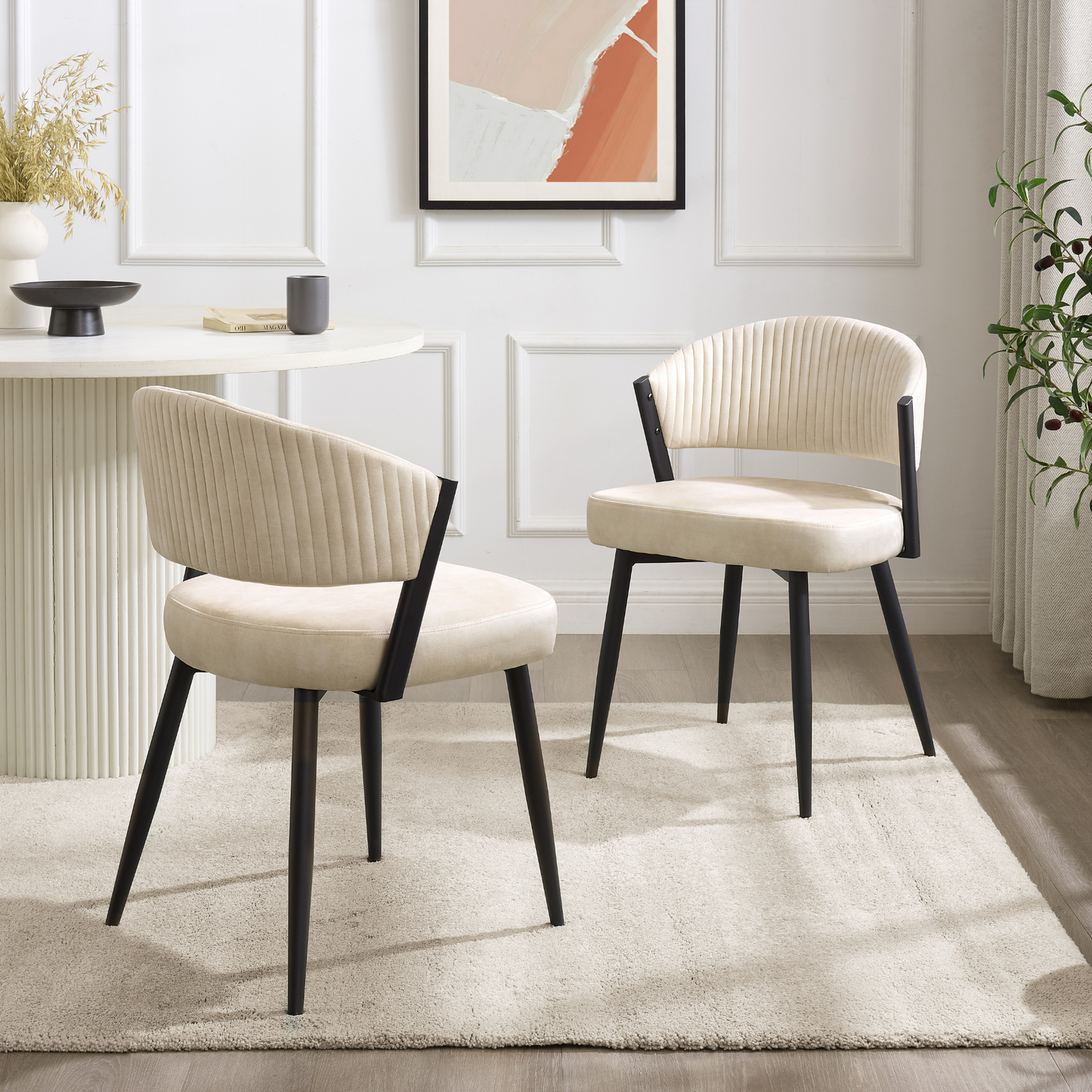 Chaise de salle à manger Maria en velours crème courbé avec cadre en métal noir
