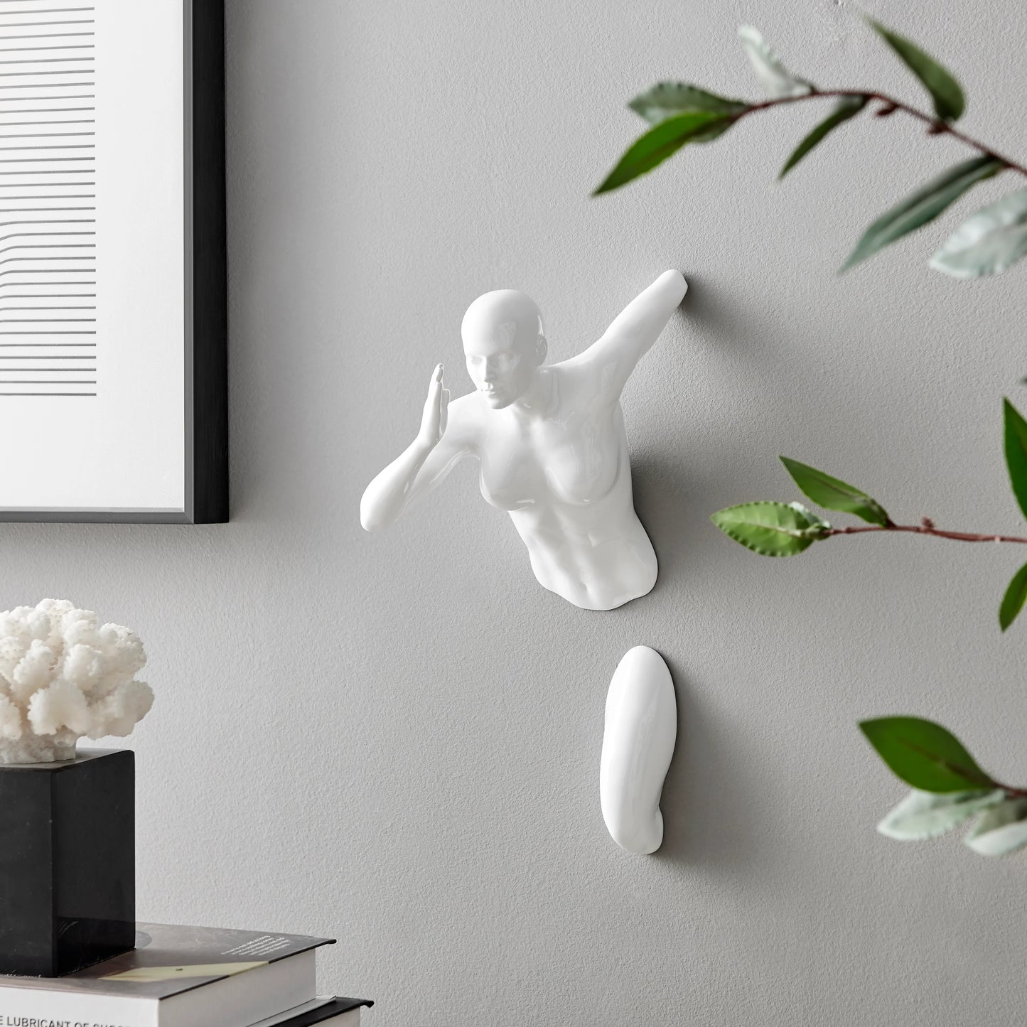 RUNNER WOMAN WALL DECOR