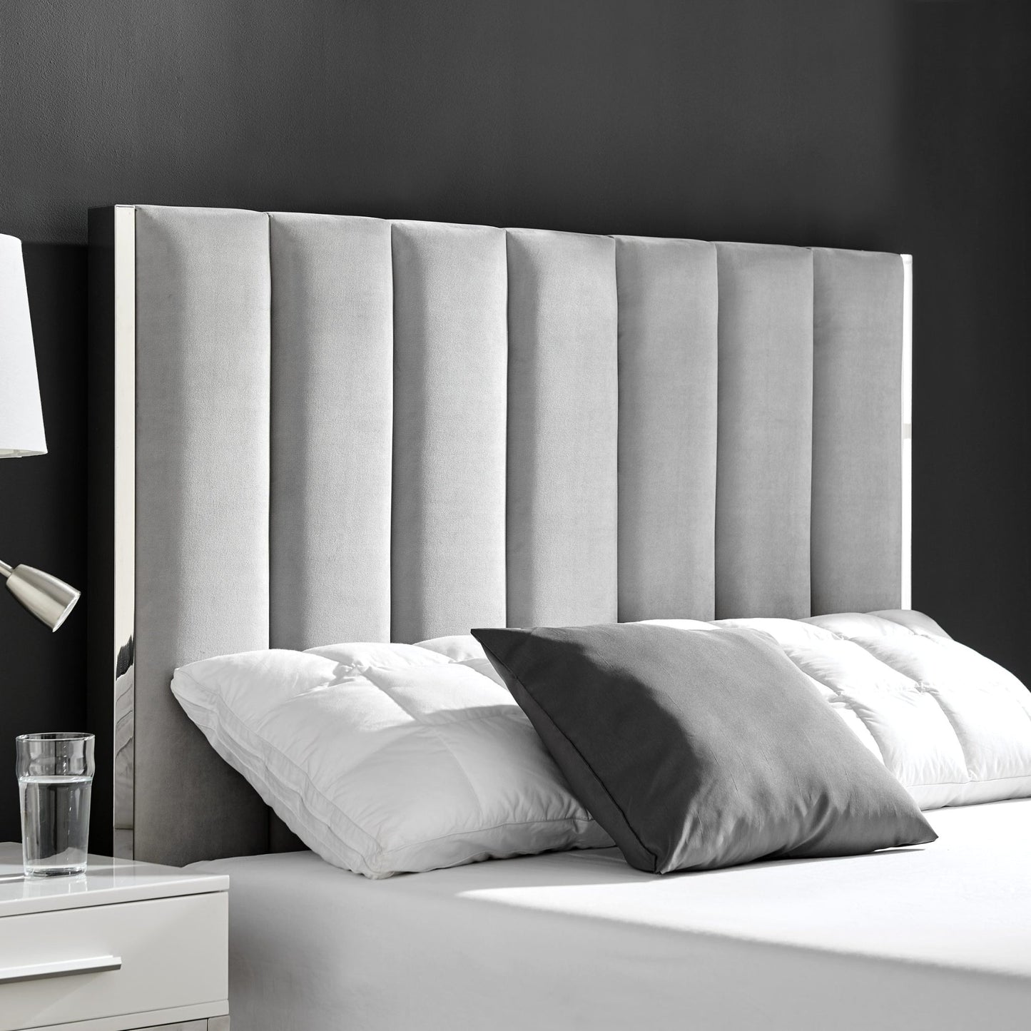 Lit Chloé gris avec bordure argentée et rangement ottoman