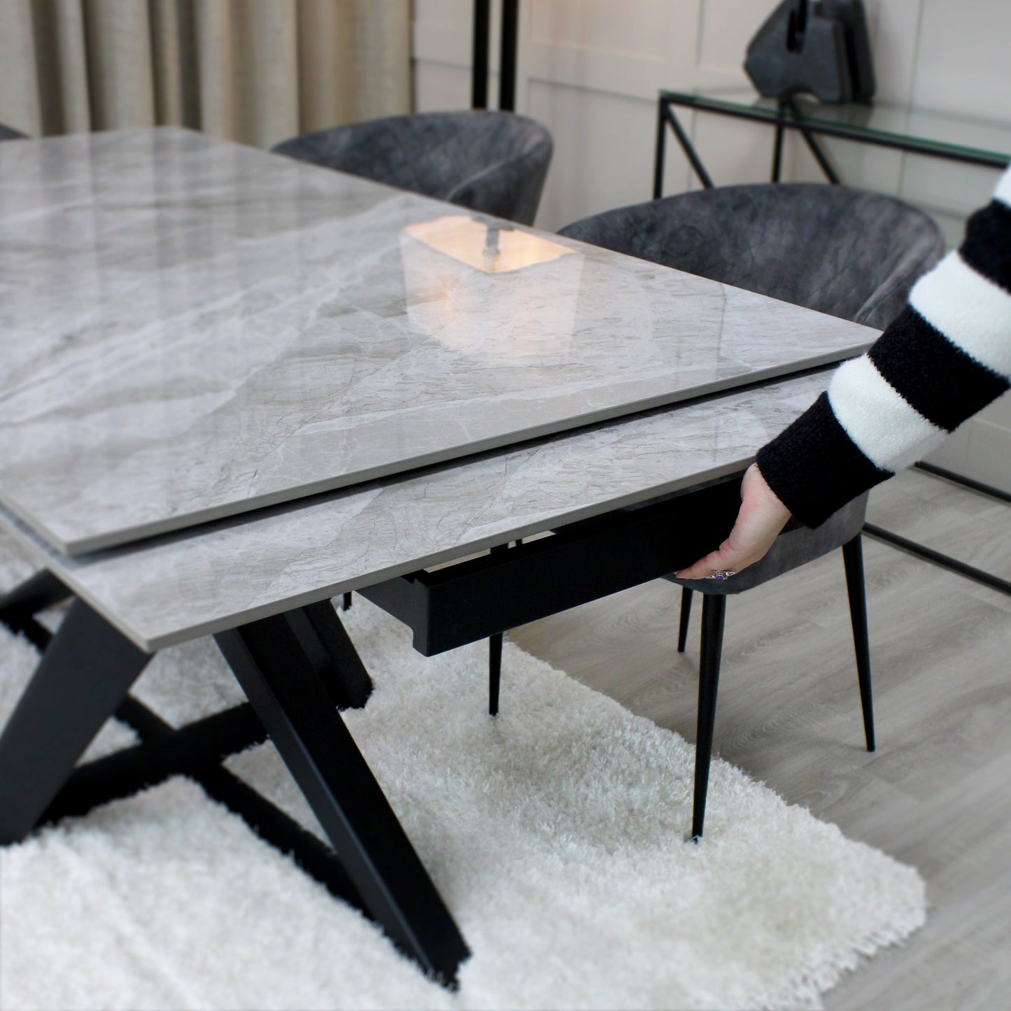Table à manger extensible en céramique grise effet marbre avec base noire