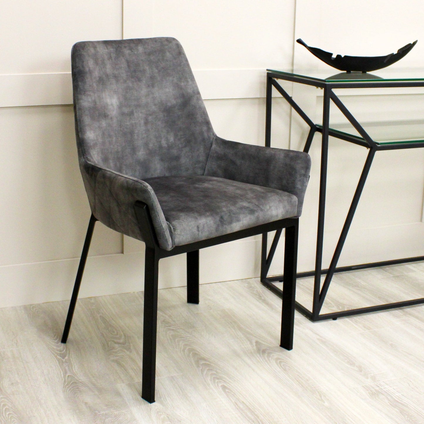 Chaise de salle à manger Nova en velours gris avec cadre noir