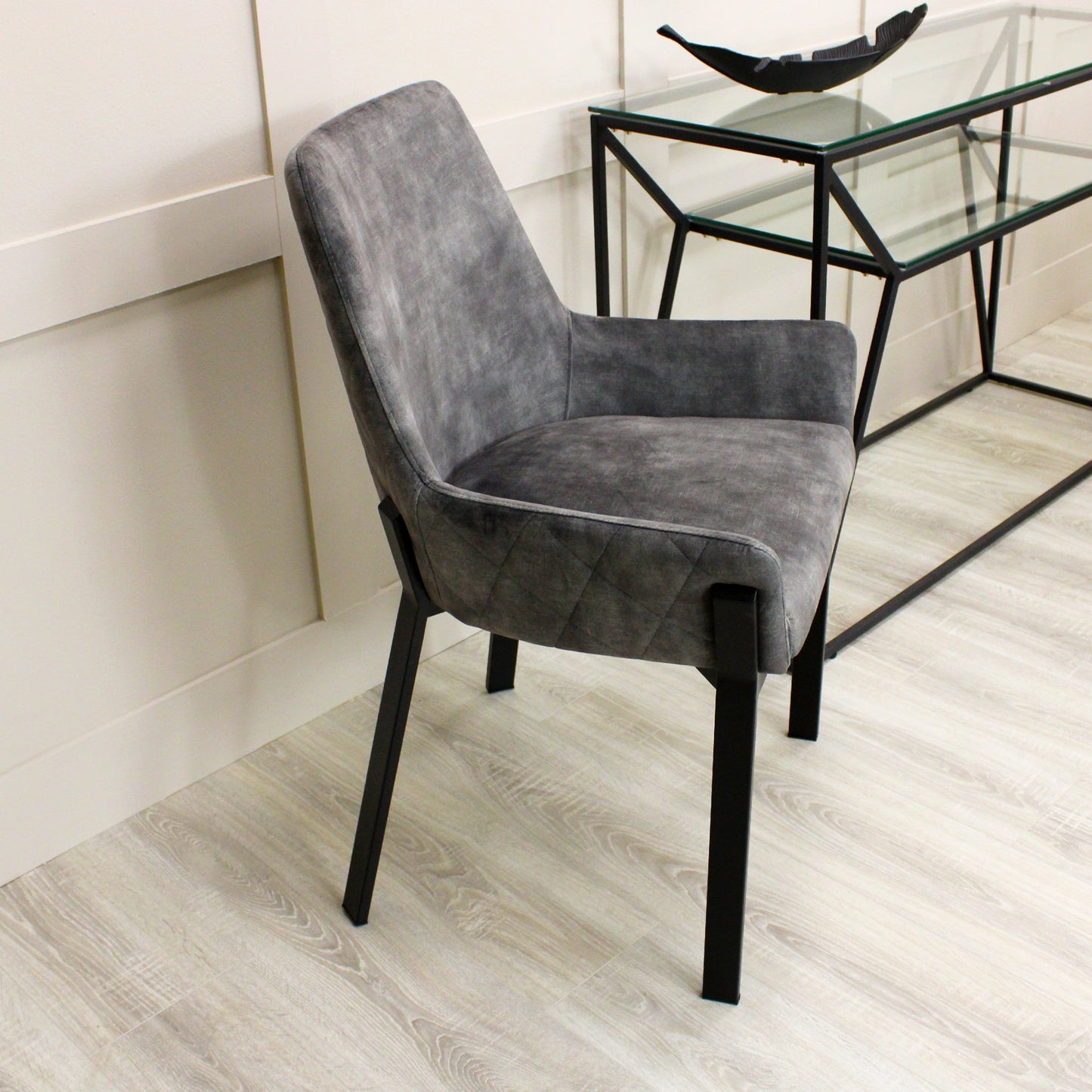 Chaise de salle à manger Nova en velours gris avec cadre noir