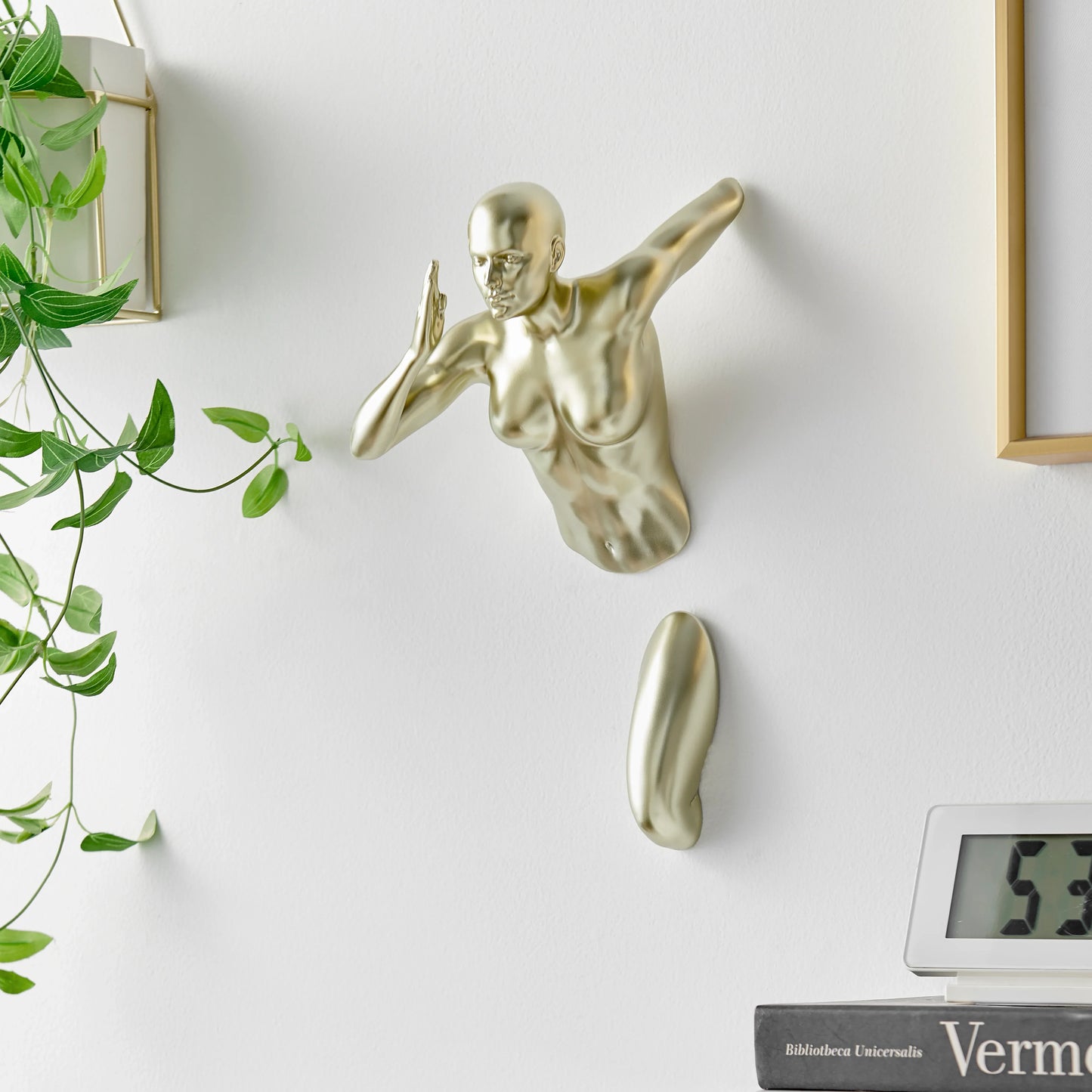 RUNNER WOMAN WALL DECOR