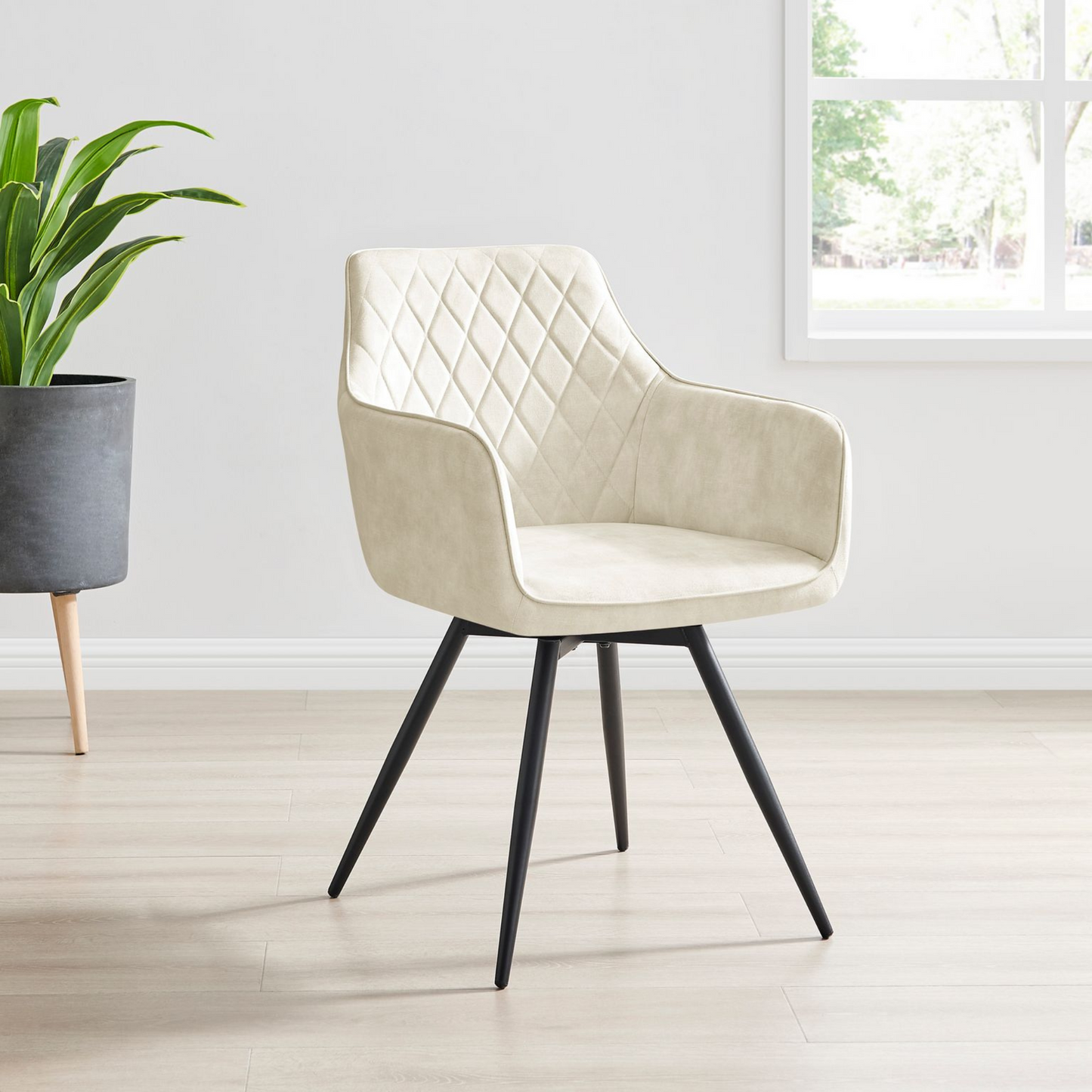Chaise de salle à manger pivotante en velours crème Ezra avec pieds noirs