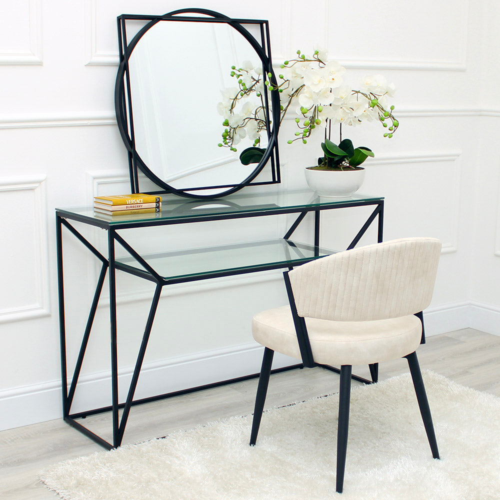 Fauteuil d'appoint incurvé en velours crème Maria avec cadre en métal noir