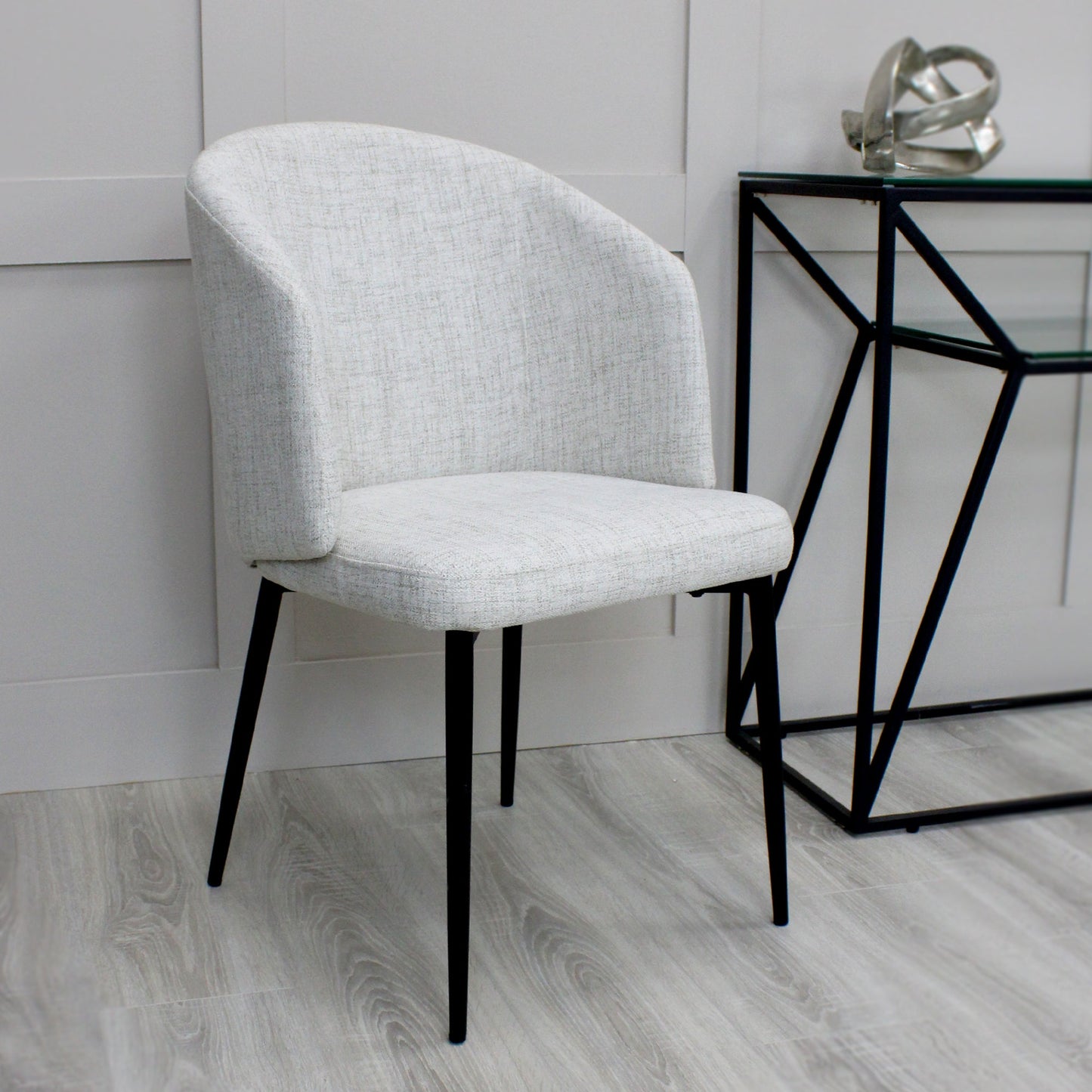 Chaise de salle à manger incurvée Capri en lin ivoire et gris clair avec pieds noirs