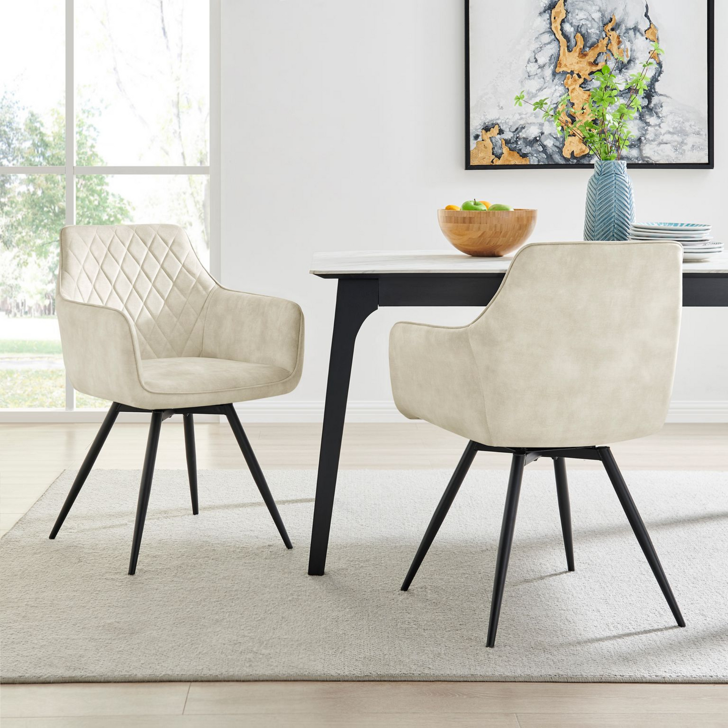 Chaise de salle à manger pivotante en velours crème Ezra avec pieds noirs