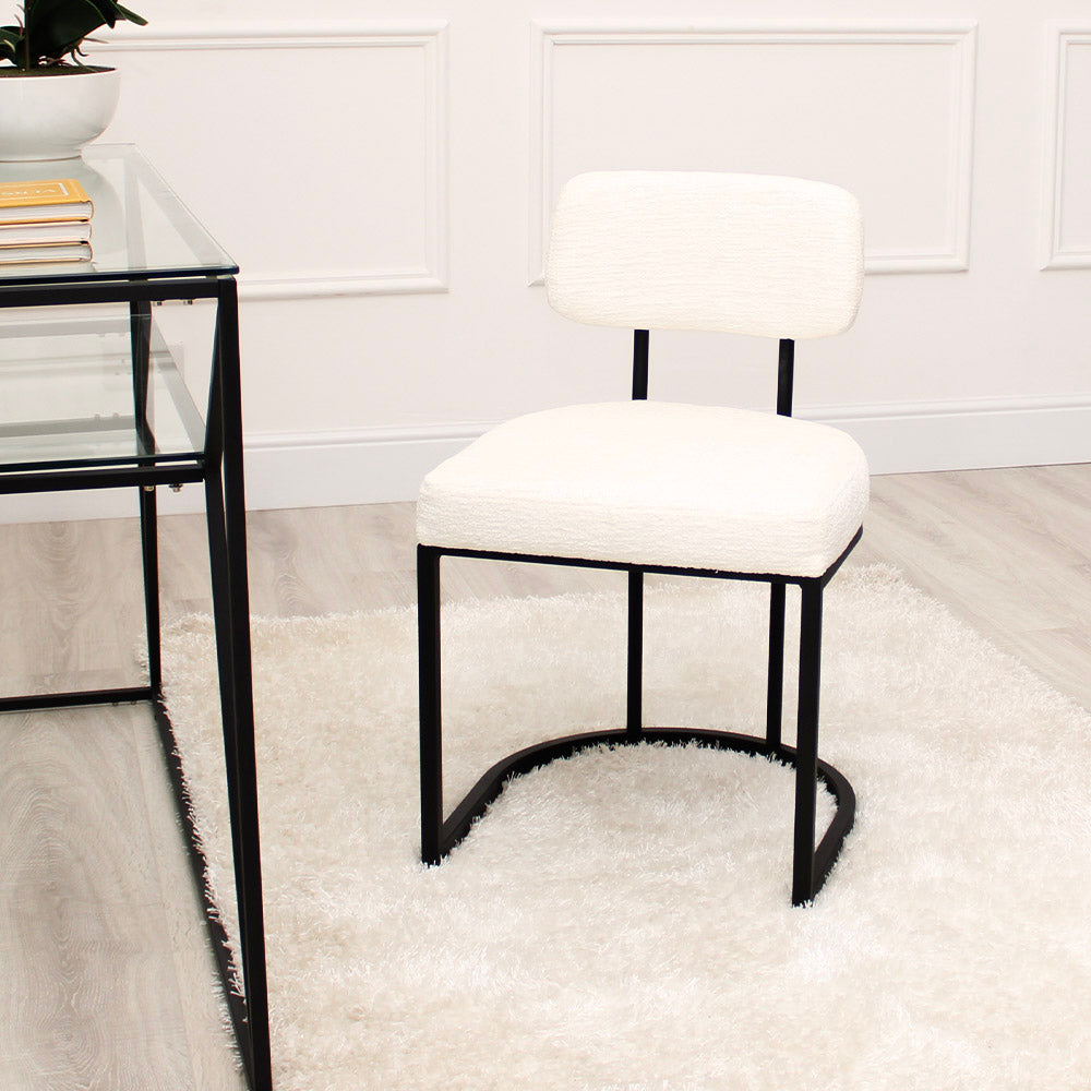 Fauteuil d'appoint Rhea en tissu blanc avec cadre noir