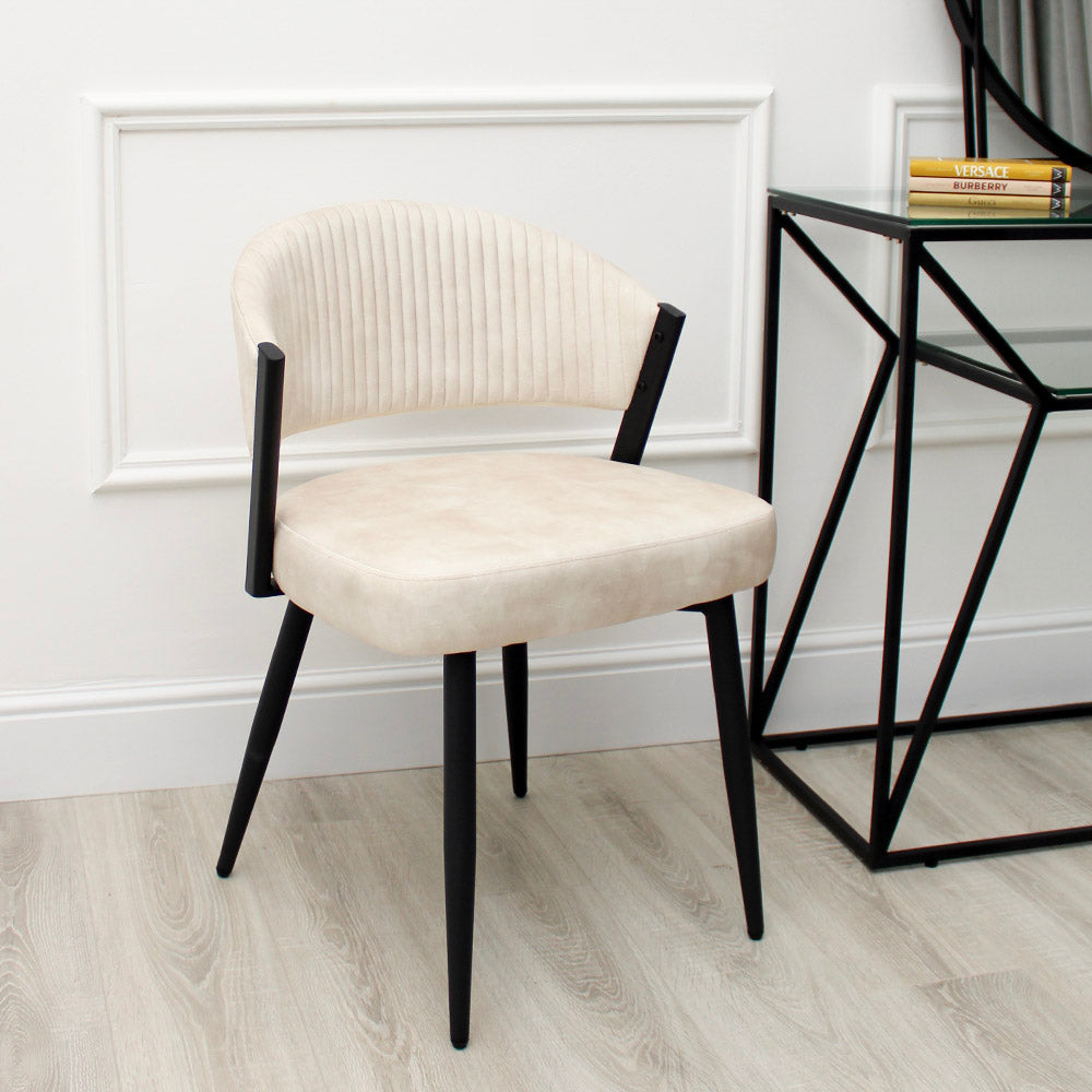 Chaise de salle à manger Maria en velours crème courbé avec cadre en métal noir
