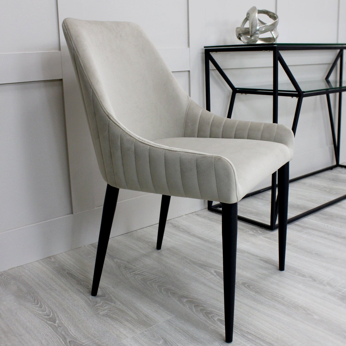 Chaise de salle à manger Vera en velours beige avec pieds noirs