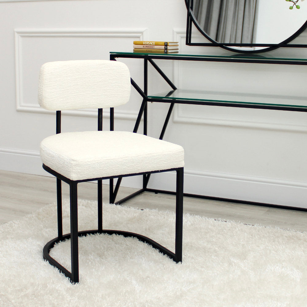 Fauteuil d'appoint Rhea en tissu blanc avec cadre noir