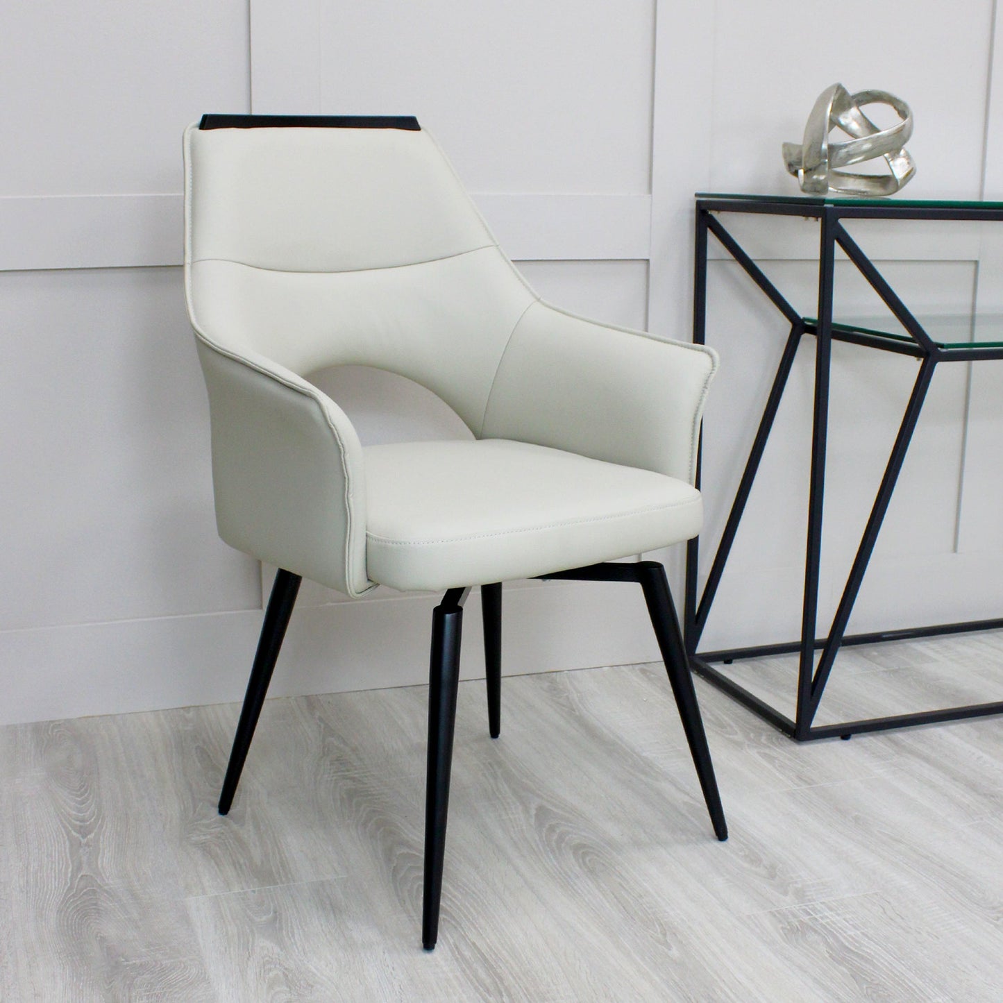 Chaise de salle à manger pivotante en cuir crème Esme, garniture supérieure noire et pieds noirs