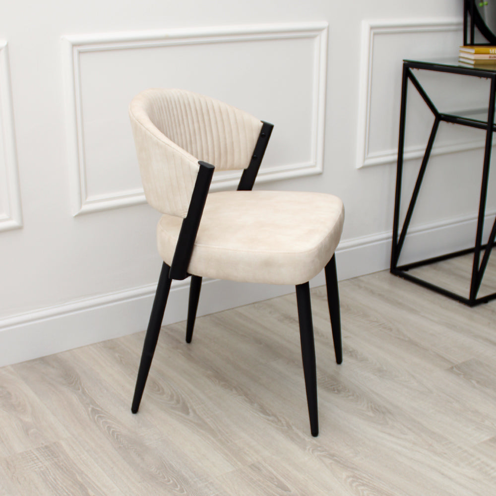 Chaise de salle à manger Maria en velours crème courbé avec cadre en métal noir