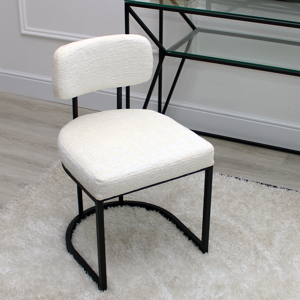 Fauteuil d'appoint Rhea en tissu blanc avec cadre noir