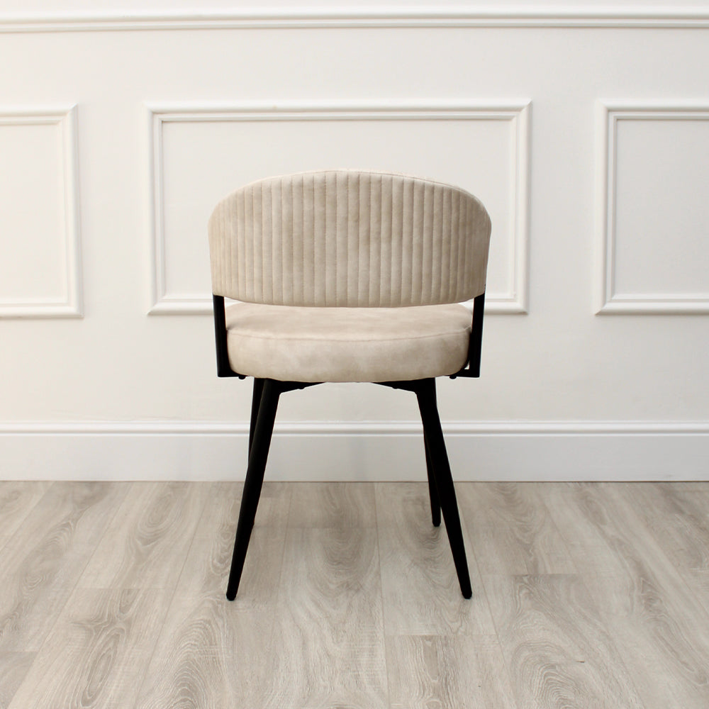 Chaise de salle à manger Maria en velours crème courbé avec cadre en métal noir