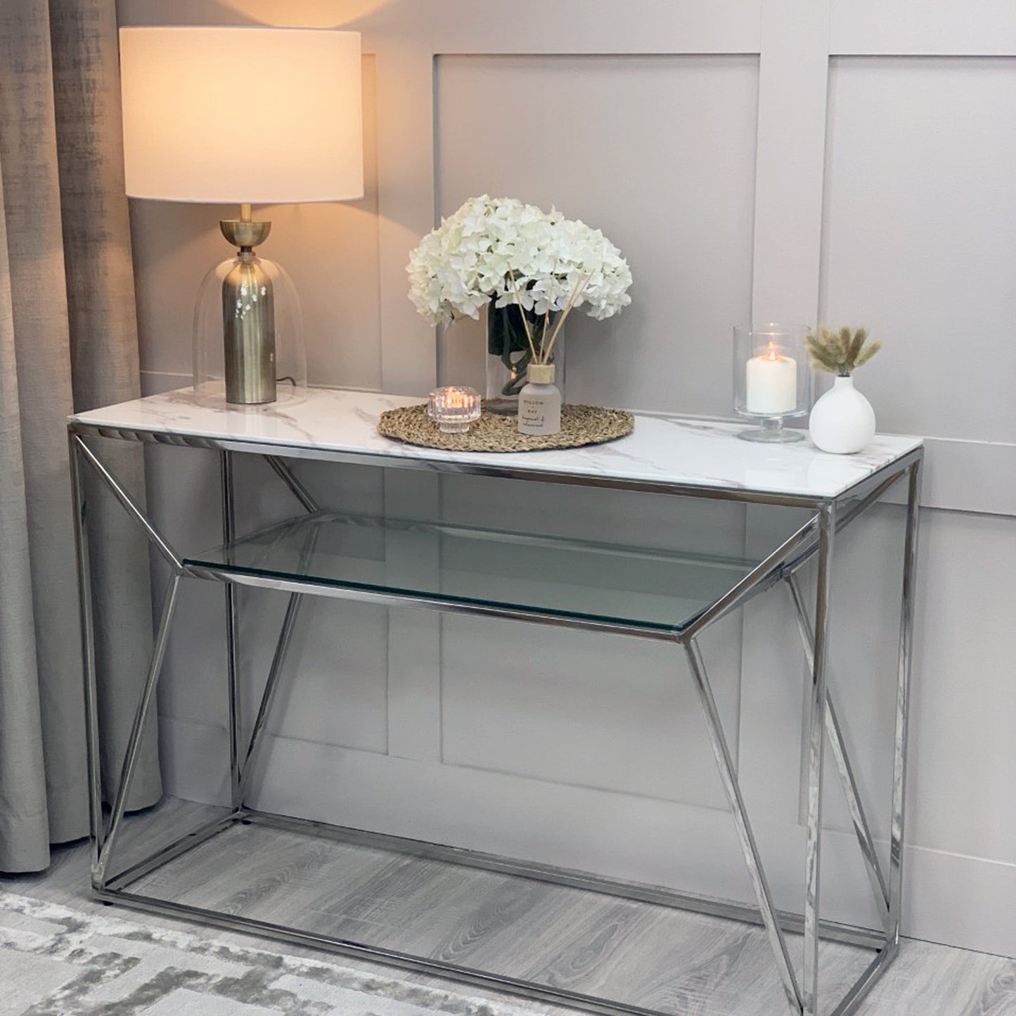 Console Ava en chrome argenté avec plateau effet marbre blanc