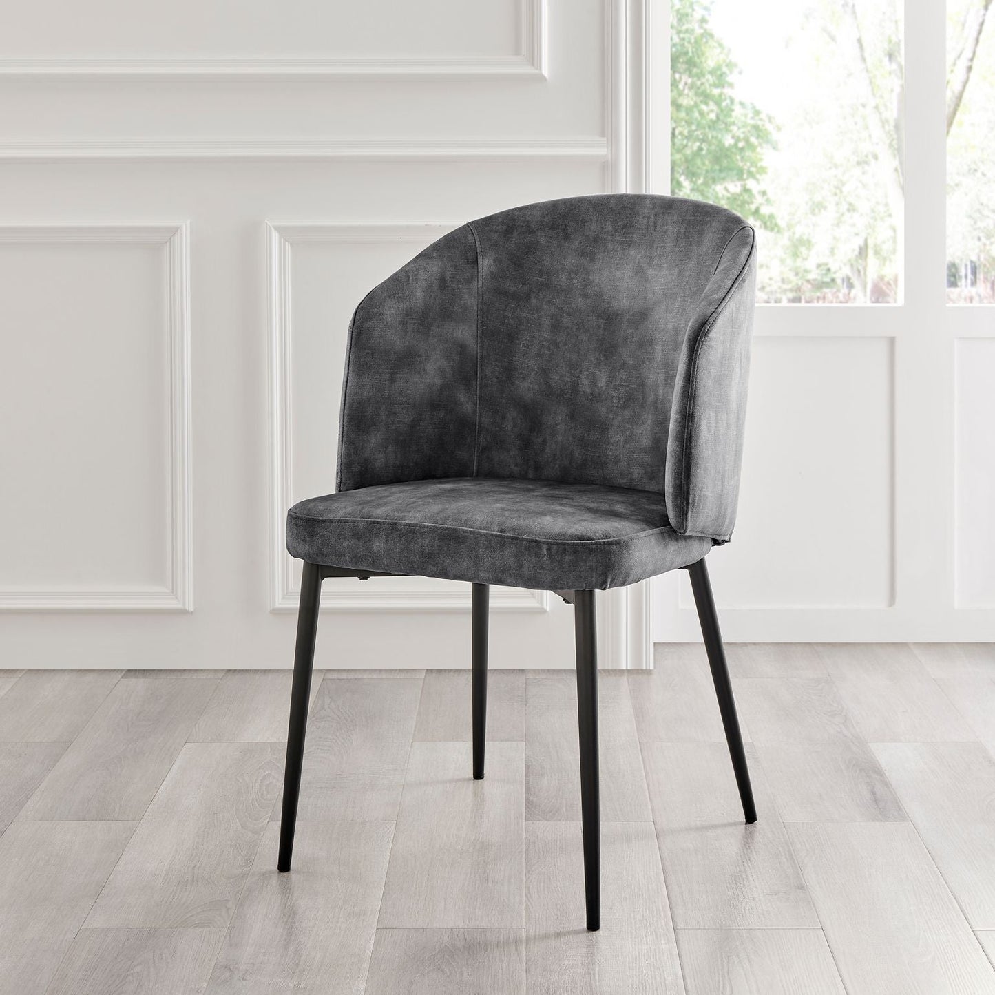 Chaise de salle à manger incurvée en velours gris Capri avec pieds noirs