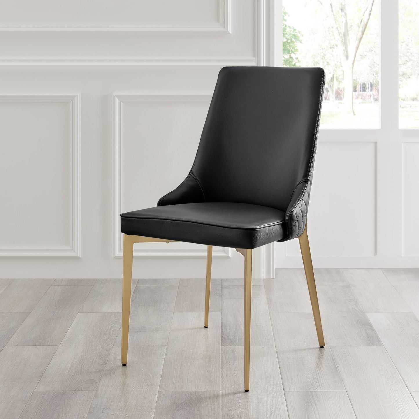 Chaise de salle à manger noire Jade en similicuir avec pieds dorés