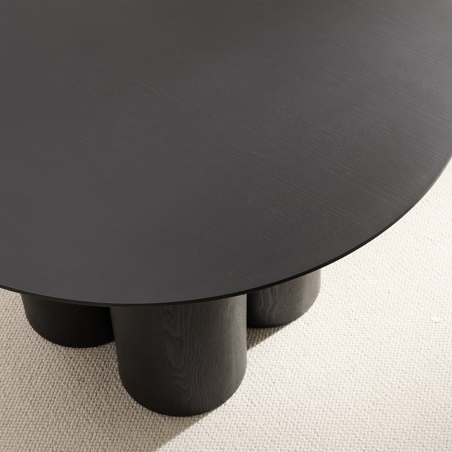 Table à manger ronde en bois noir Marco avec base en bois noir
