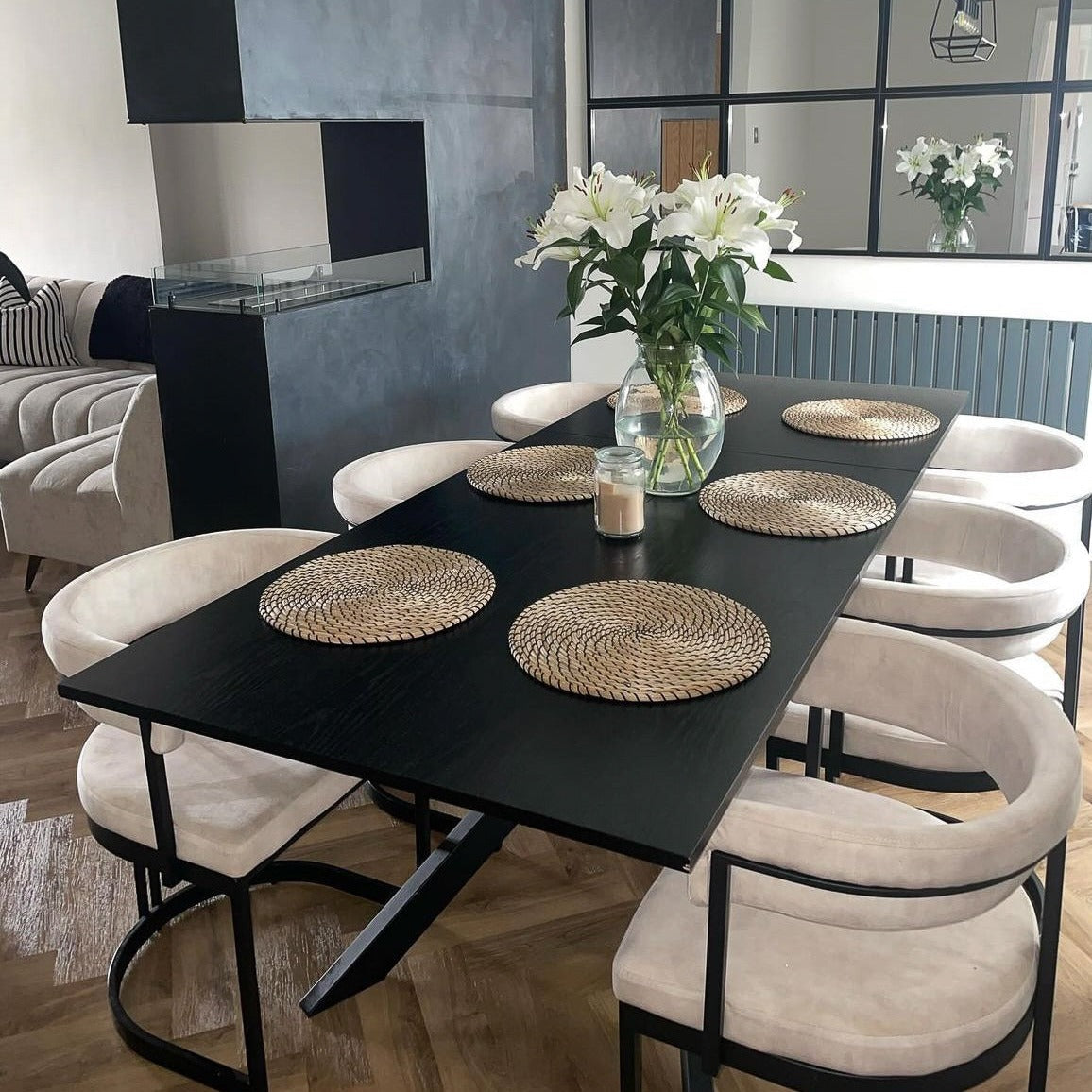 Chaise de salle à manger incurvée Mia en velours crème et cadre noir