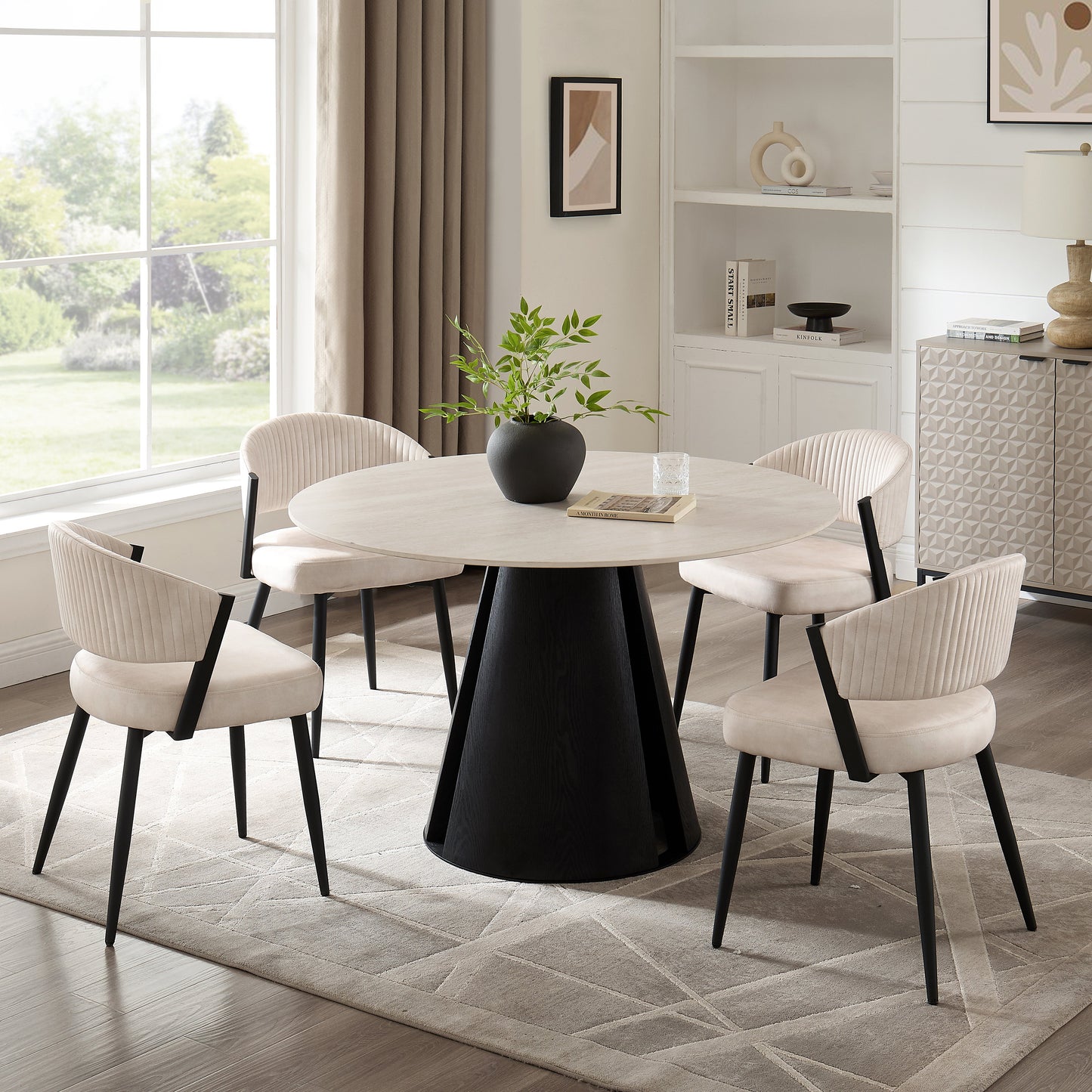 Chaise de salle à manger Maria en velours crème courbé avec cadre en métal noir