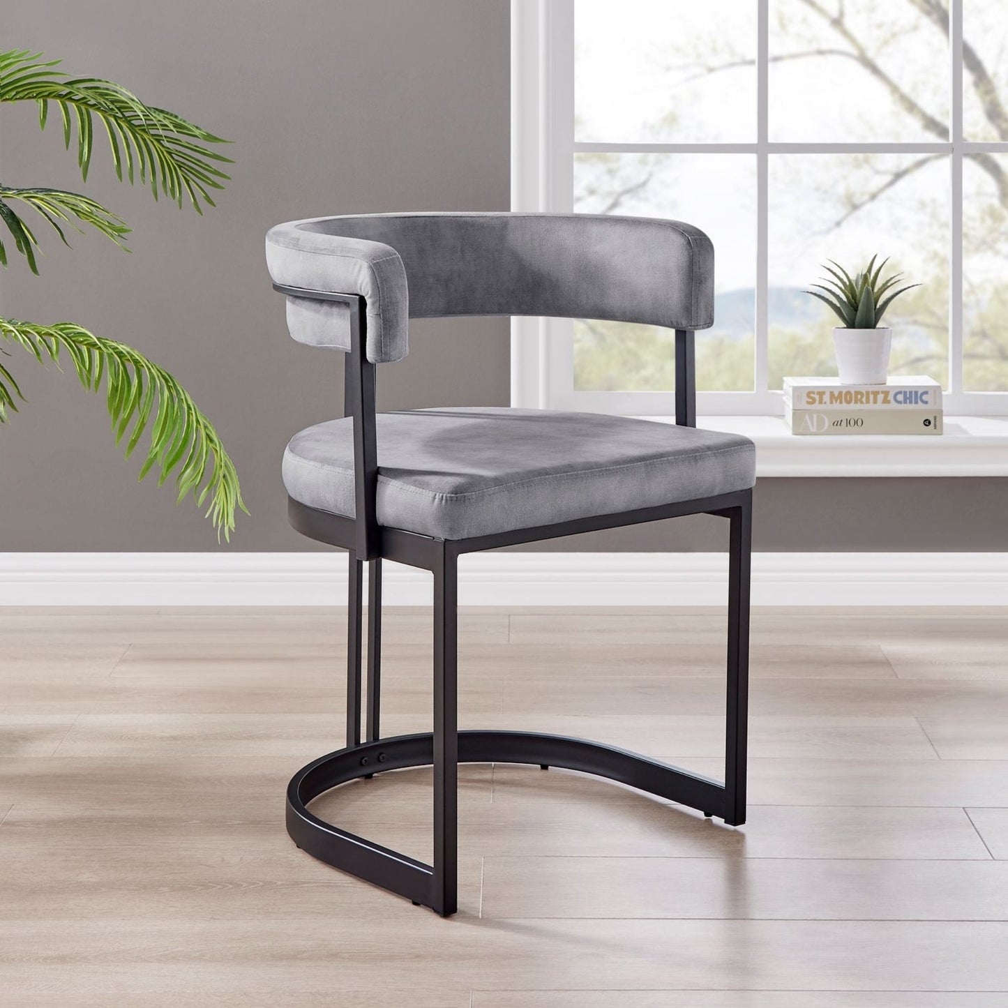 Chaise de salle à manger incurvée Mia en velours gris et cadre noir