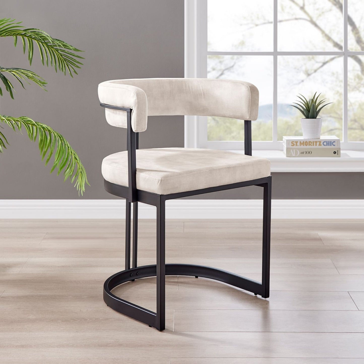 Chaise de salle à manger incurvée Mia en velours crème et cadre noir