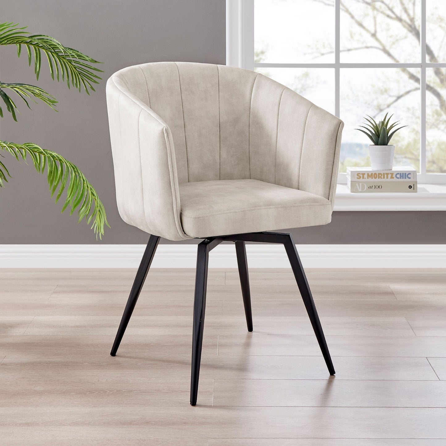 Chaise de salle à manger Arlo en velours crème avec pieds pivotants noirs
