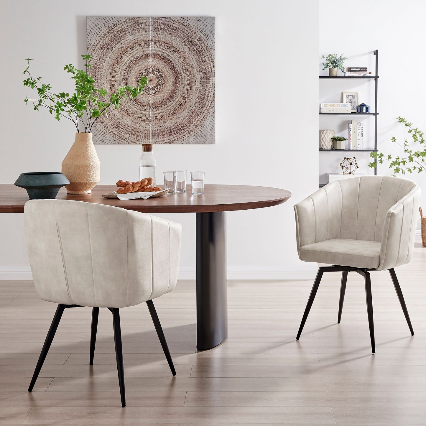Chaise de salle à manger Arlo en velours crème avec pieds pivotants noirs