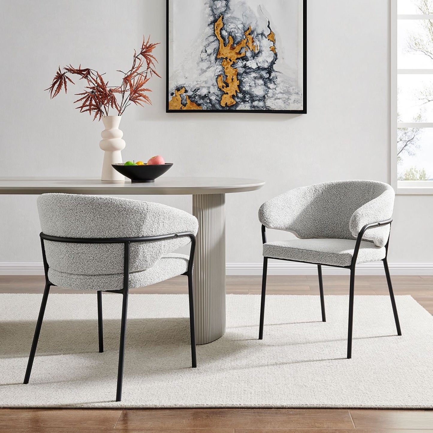 Chaise de salle à manger Capri gris clair bouclée avec cadre noir élégant