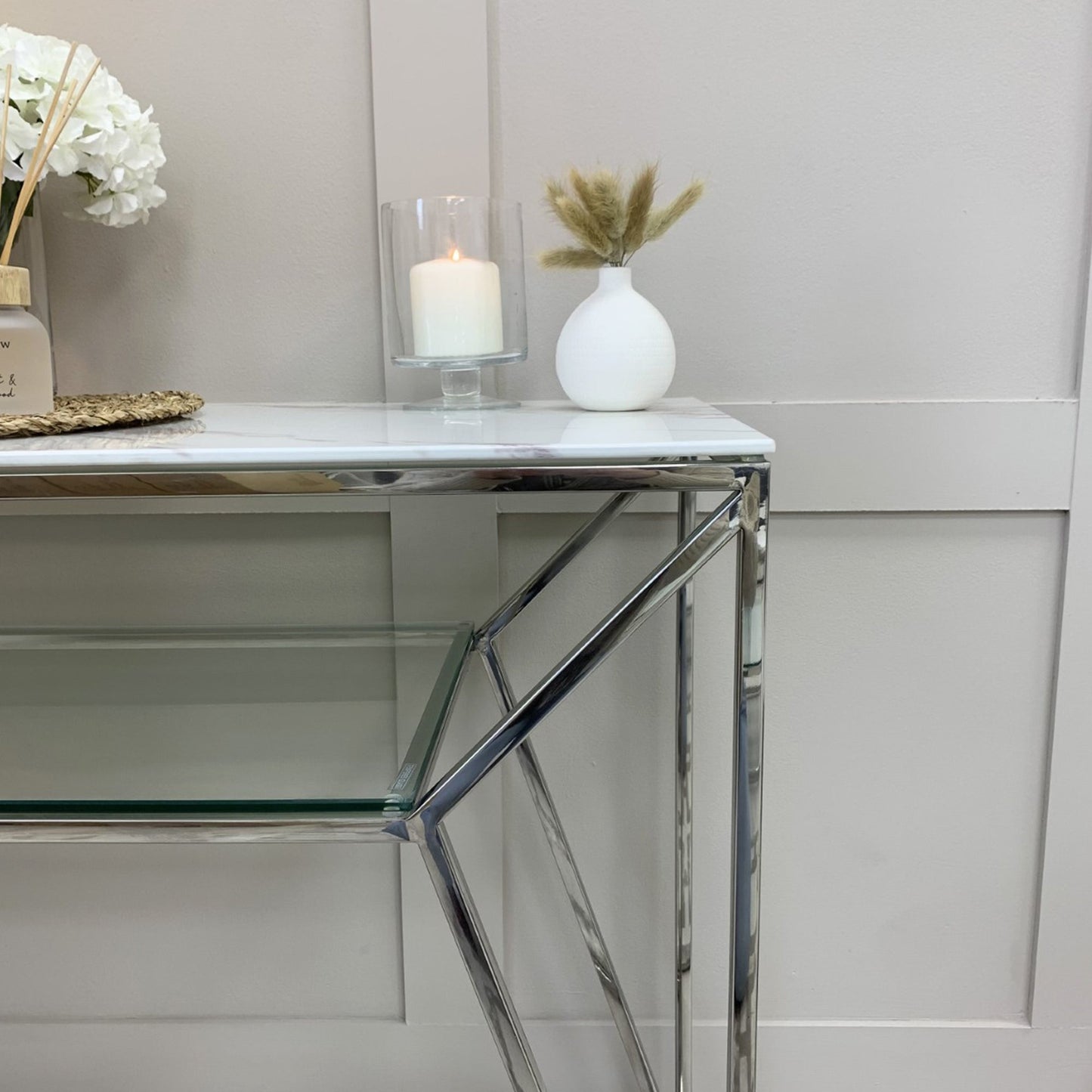 Console Ava en chrome argenté avec plateau effet marbre blanc