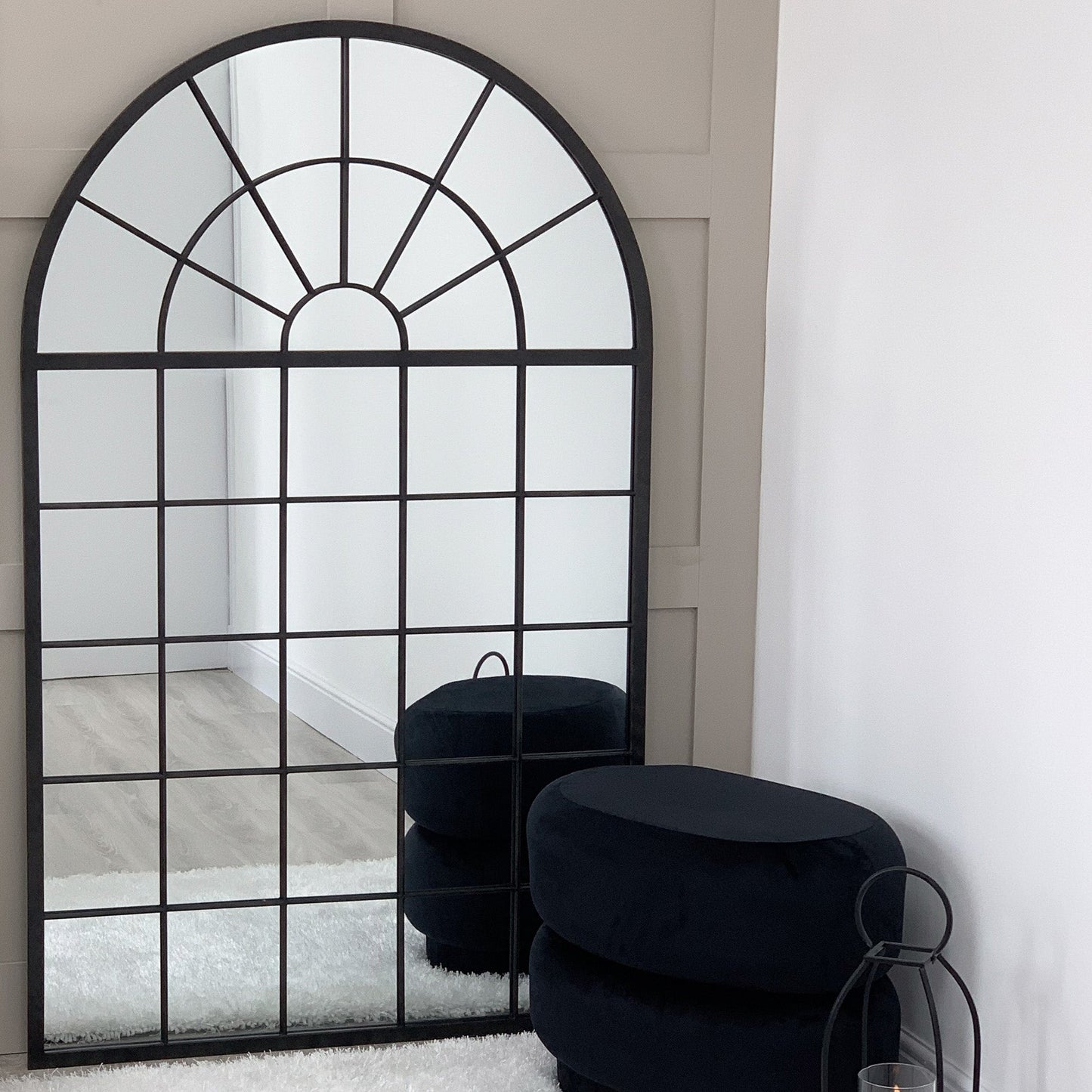 Grand miroir rustique noir de style fenêtre cintrée