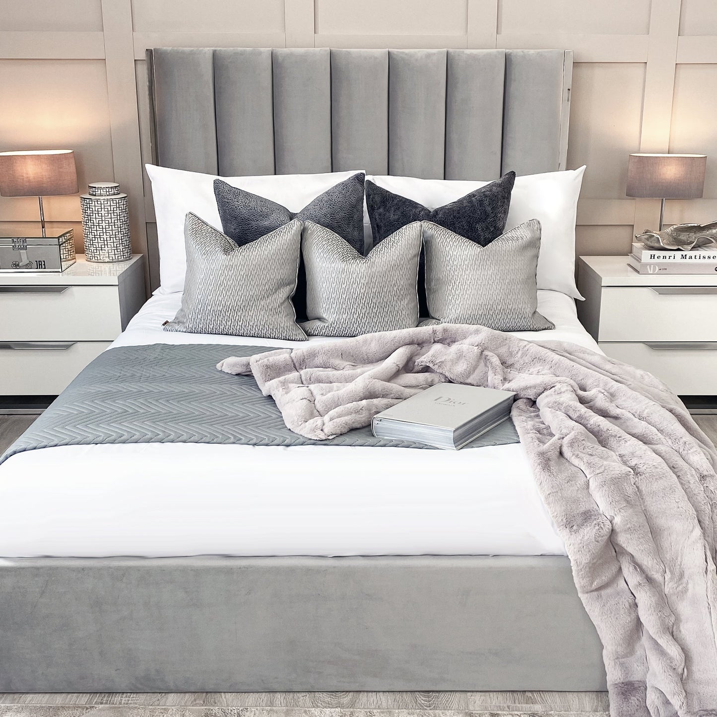Lit Chloé gris avec bordure argentée et rangement ottoman